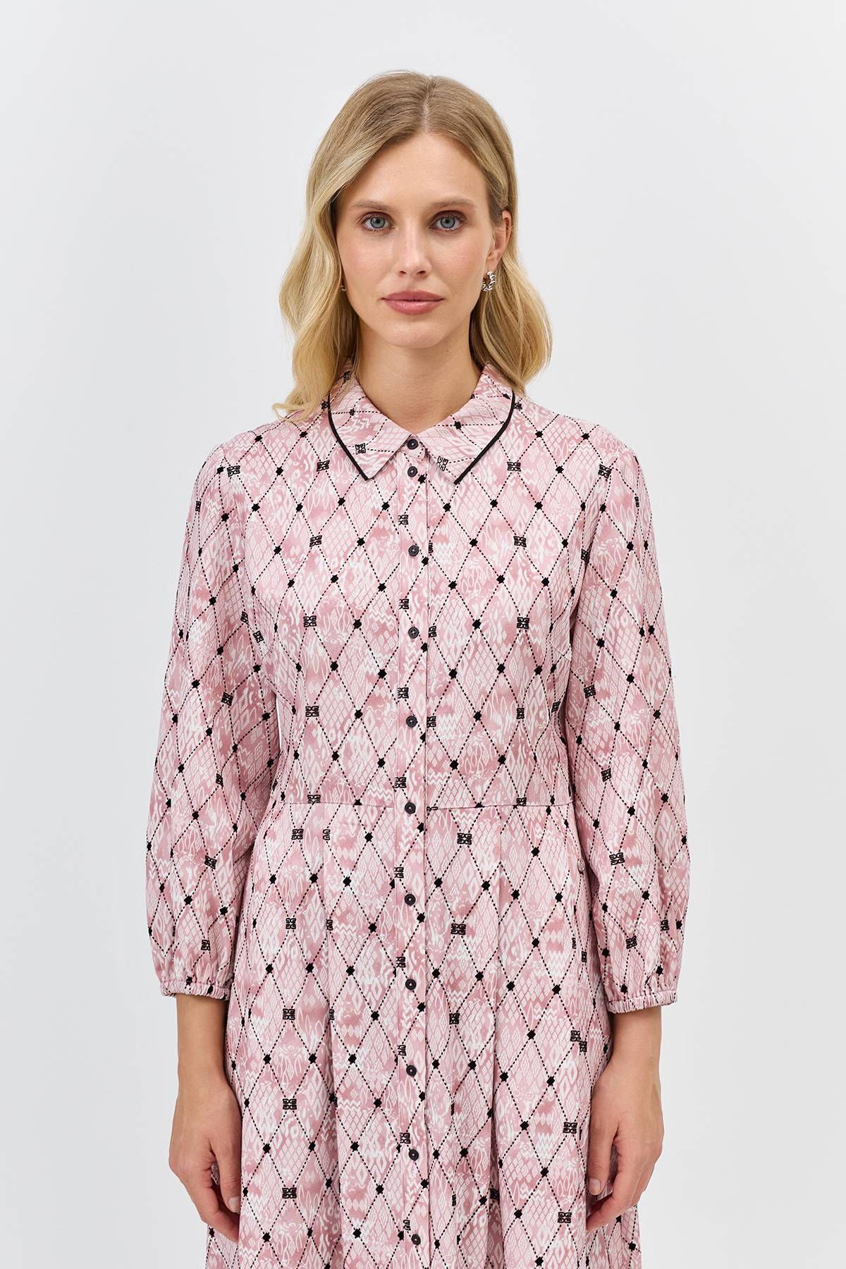 Лимитированная серия платье-рубашка с брендированным принтом и палантином, 38