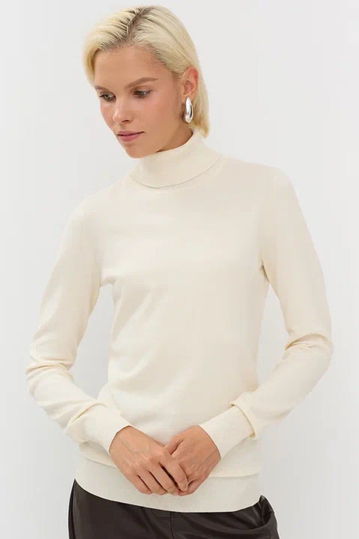 Базовый джемпер-водолазка полуприлегающего кроя, 42р