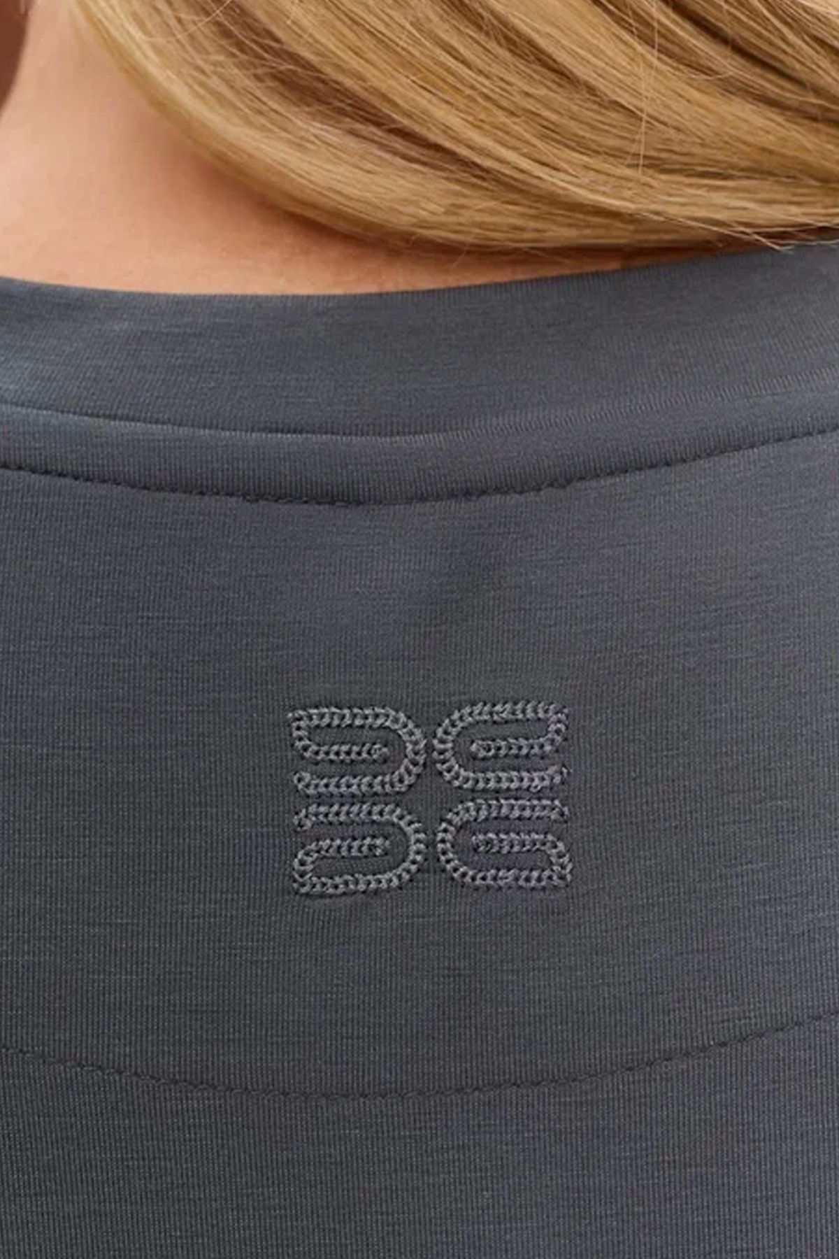 Футболка с аппликацией из страз и декором на спинке, 52р