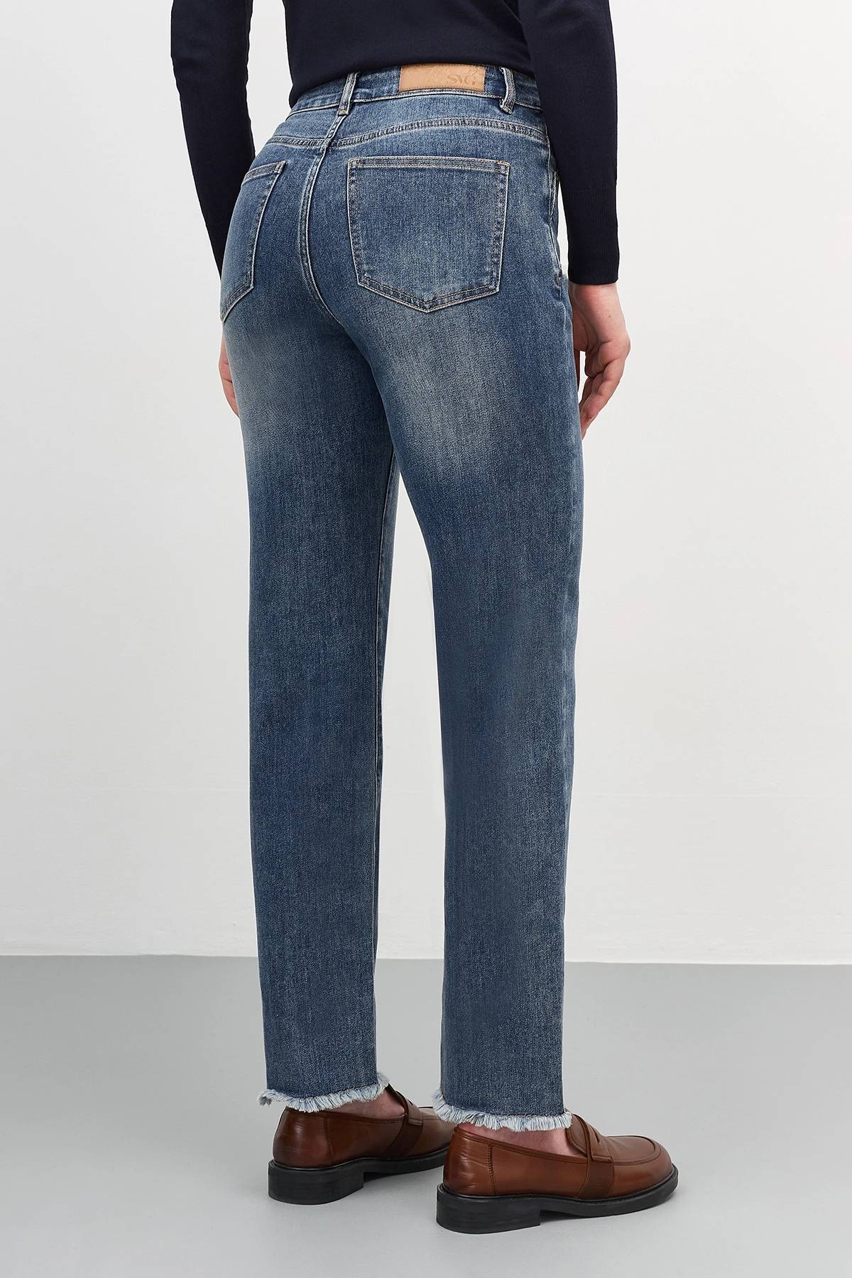 Джинсы с деликатной варкой и бахромой, 50