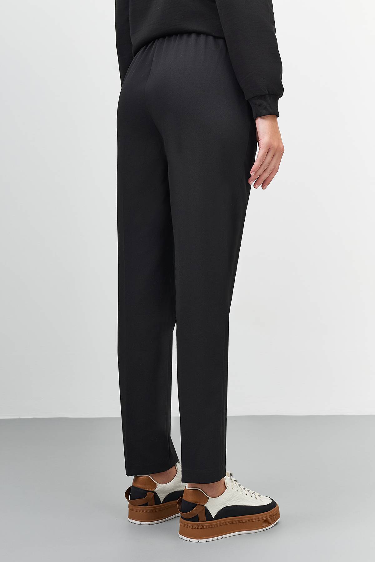 Черные брюки с карманами, 42