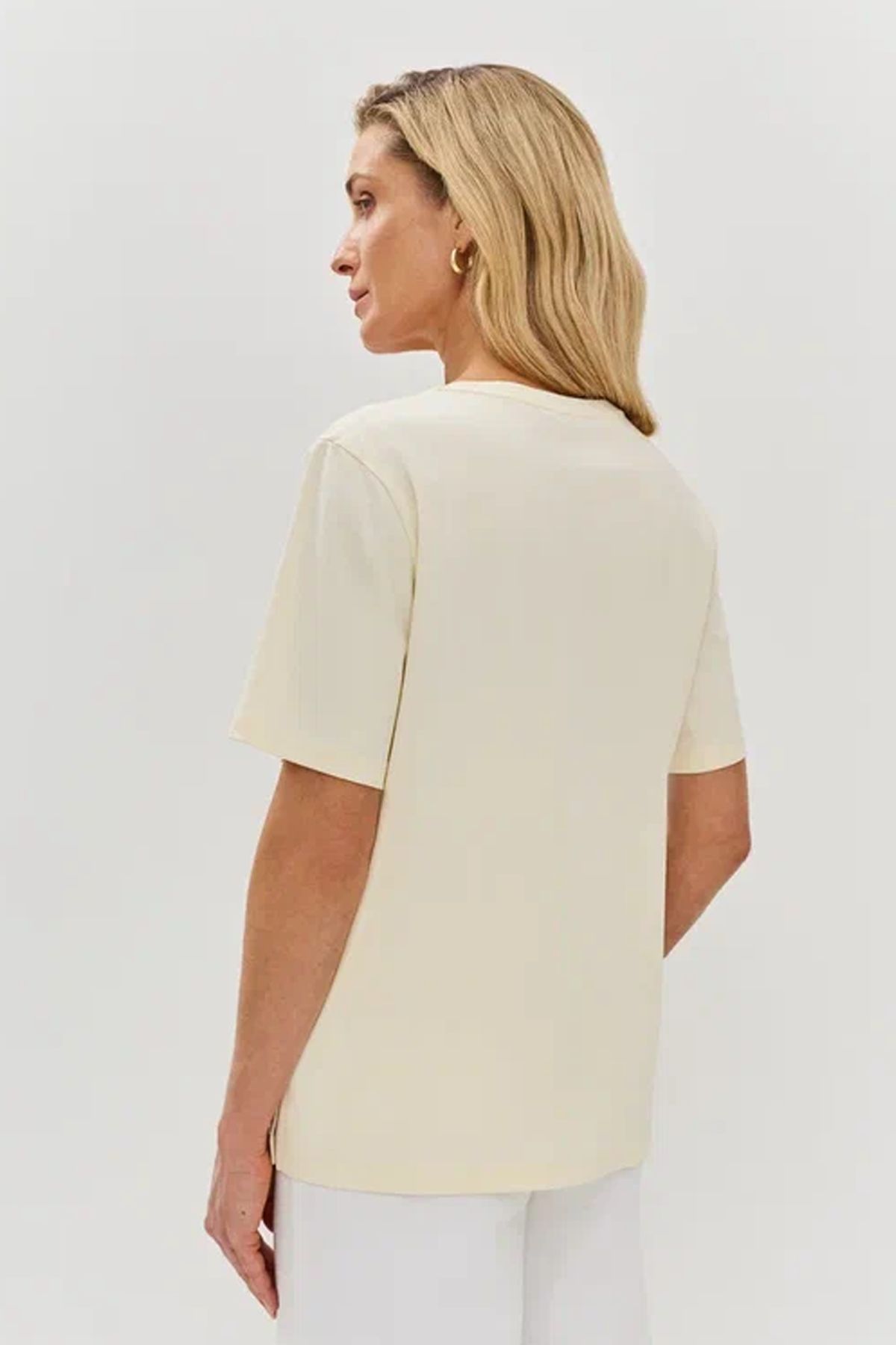 Футболка молочного цвета с объёмной аппликацией и надписью, 46р