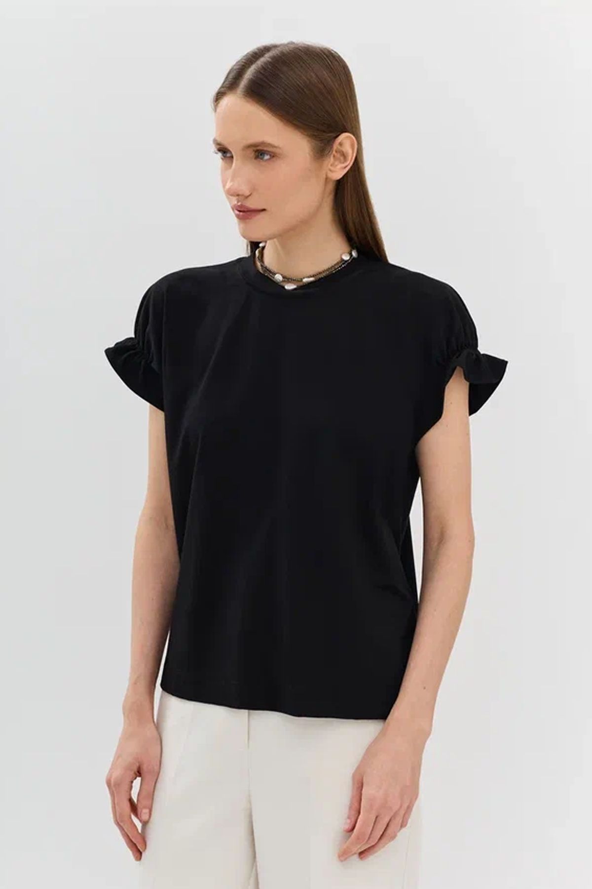 Романтичная футболка со сборкой по низу рукавов в черном цвете, 52р