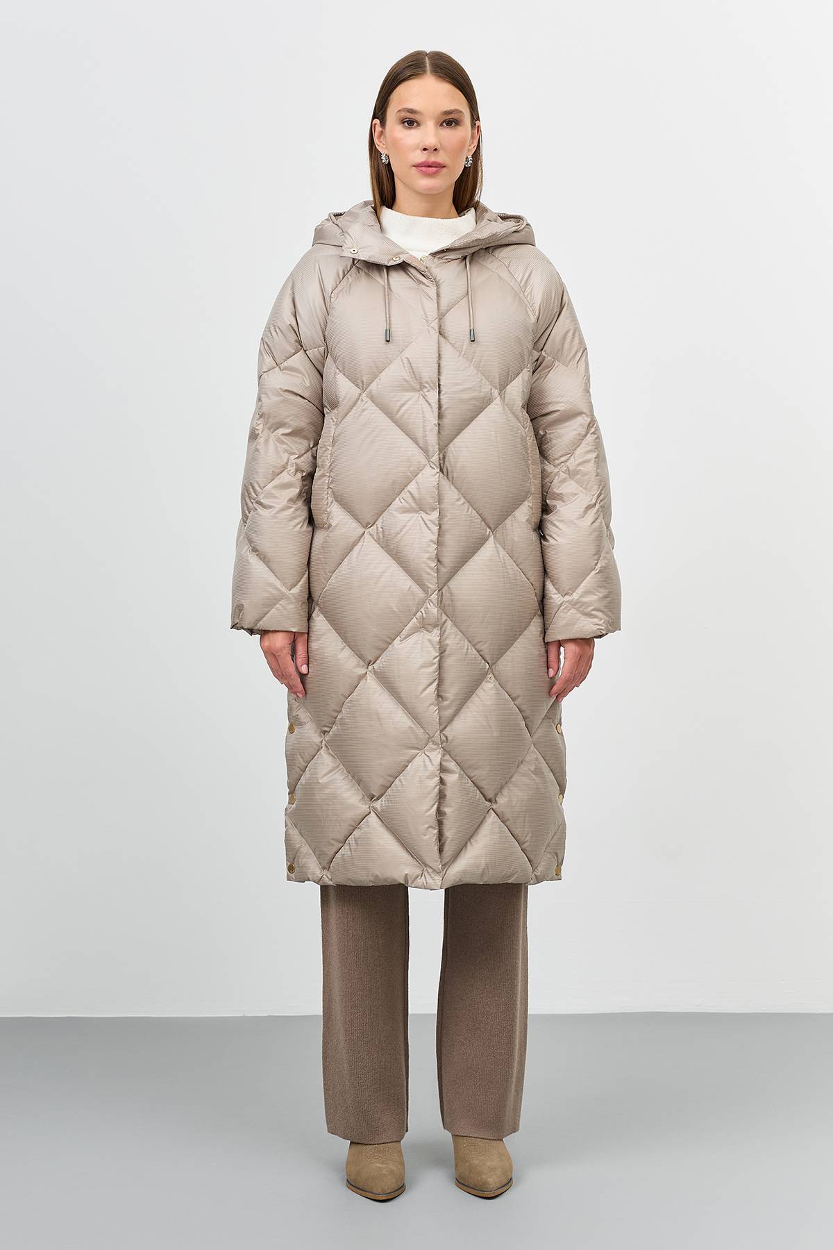 Лимитированная серия  пуховое пальто из фактурной ткани и палантин, 42