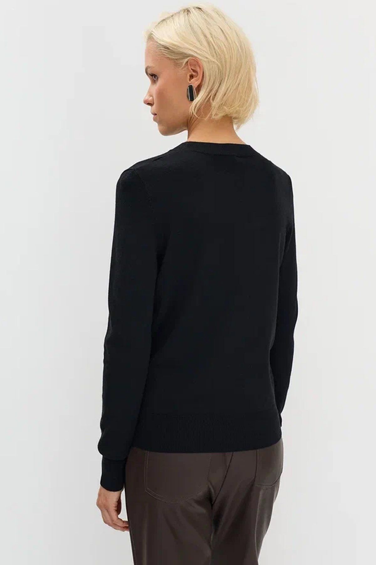 Базовый вязаный джемпер в чёрном цвете, 52р