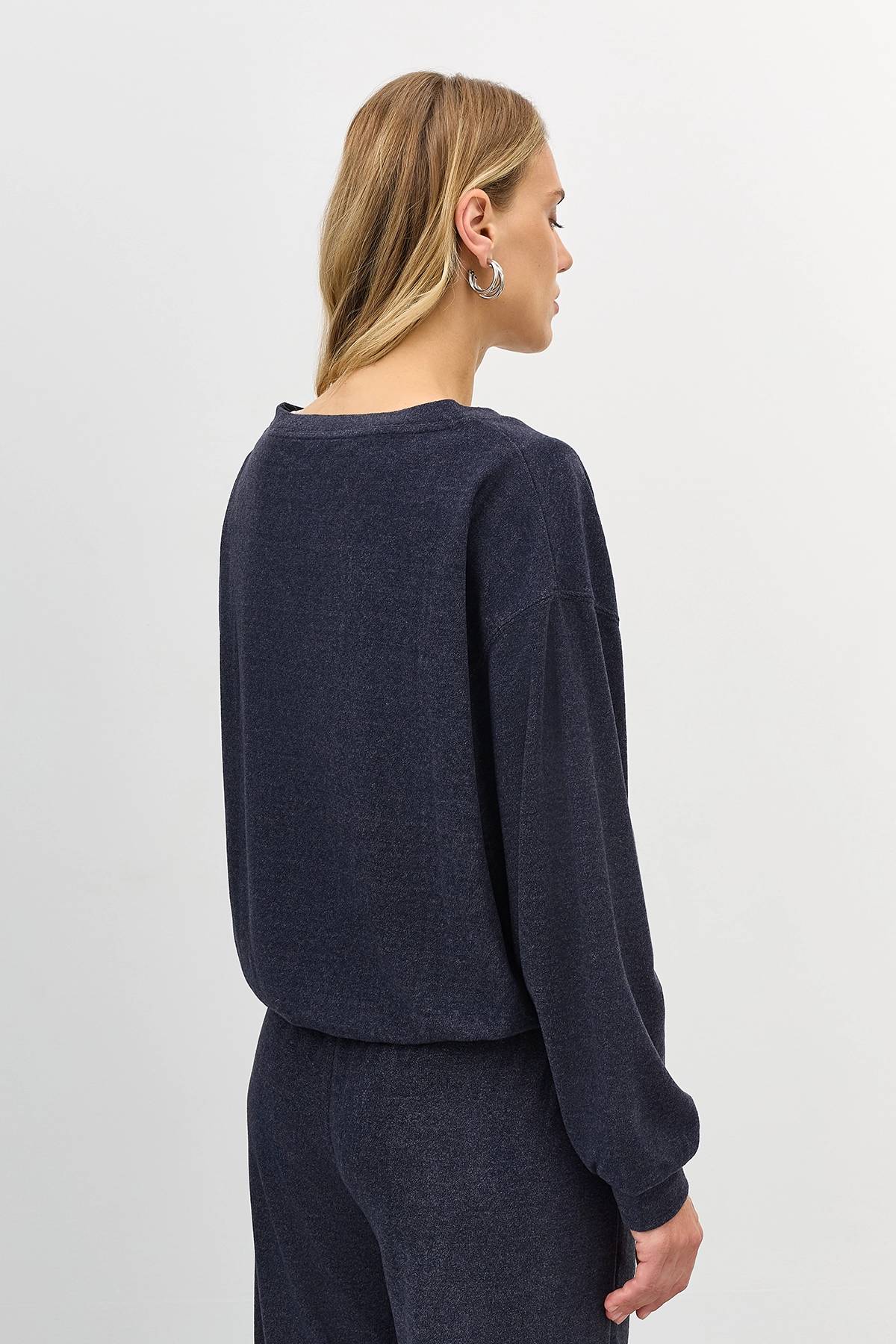 Лимитированная серия темно-синий джемпер с палантином, 40