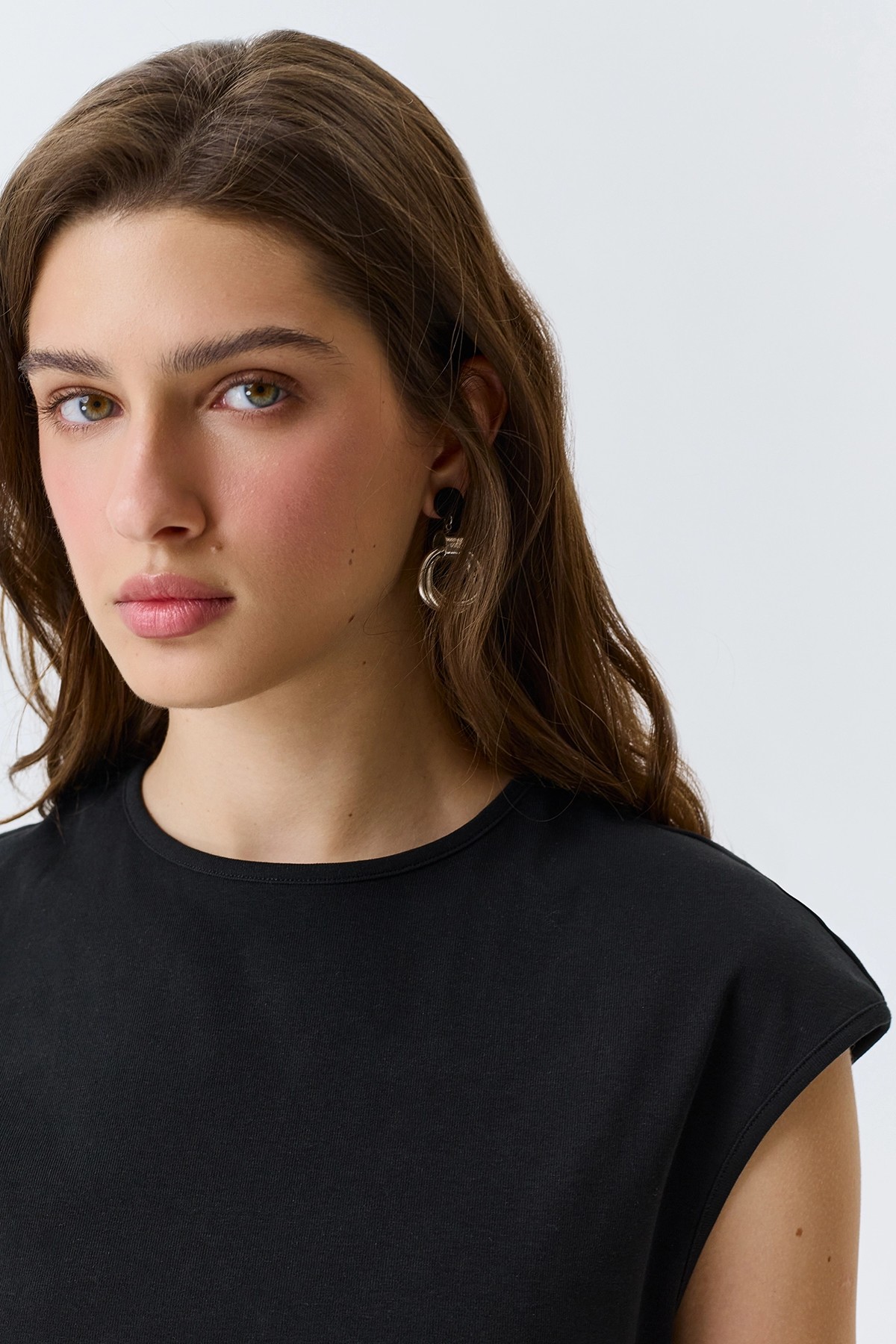 Асимметричный черный топ с высоким разрезом, 52