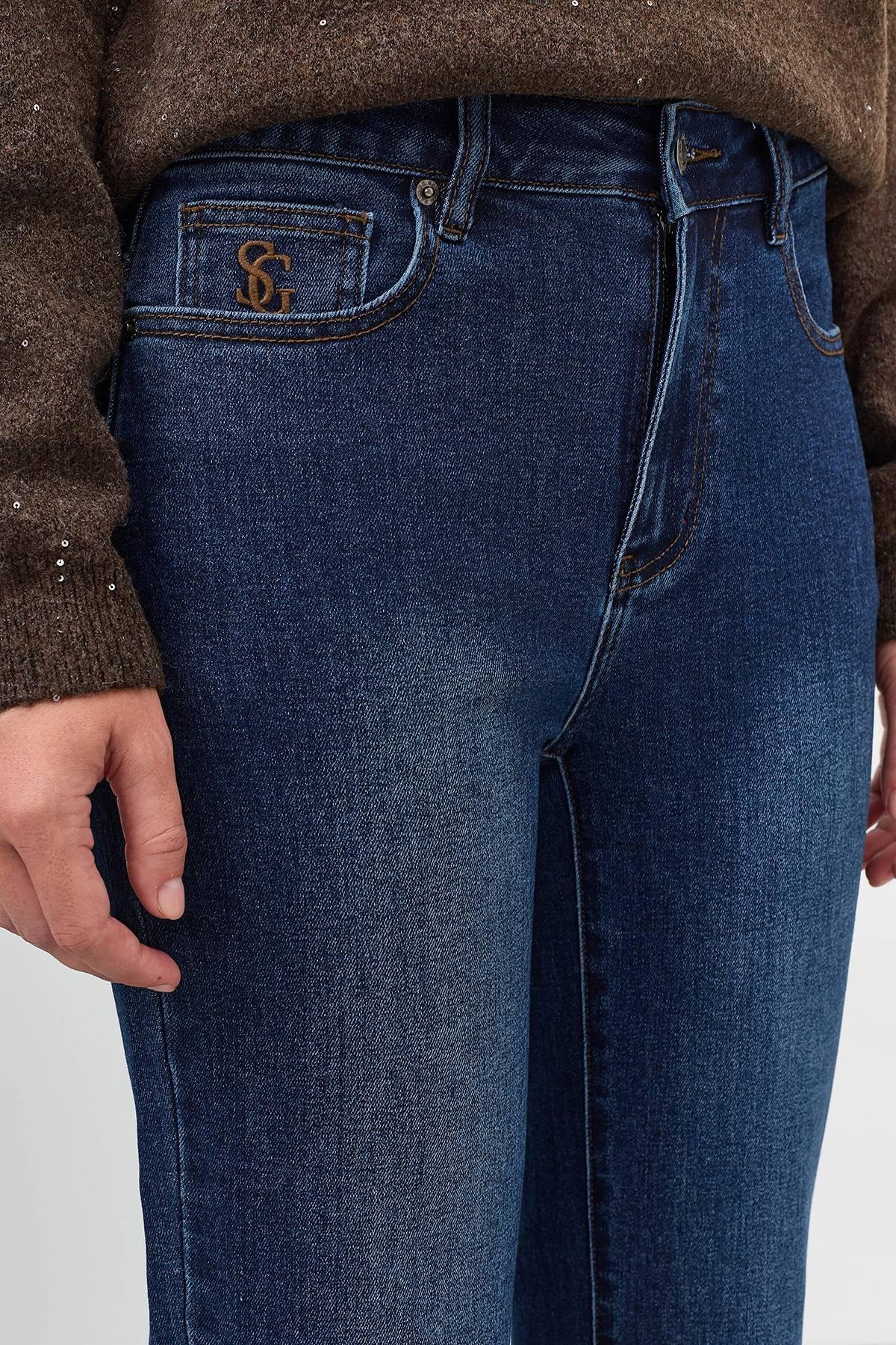 Джинсы с минималистичной вышивкой, 42