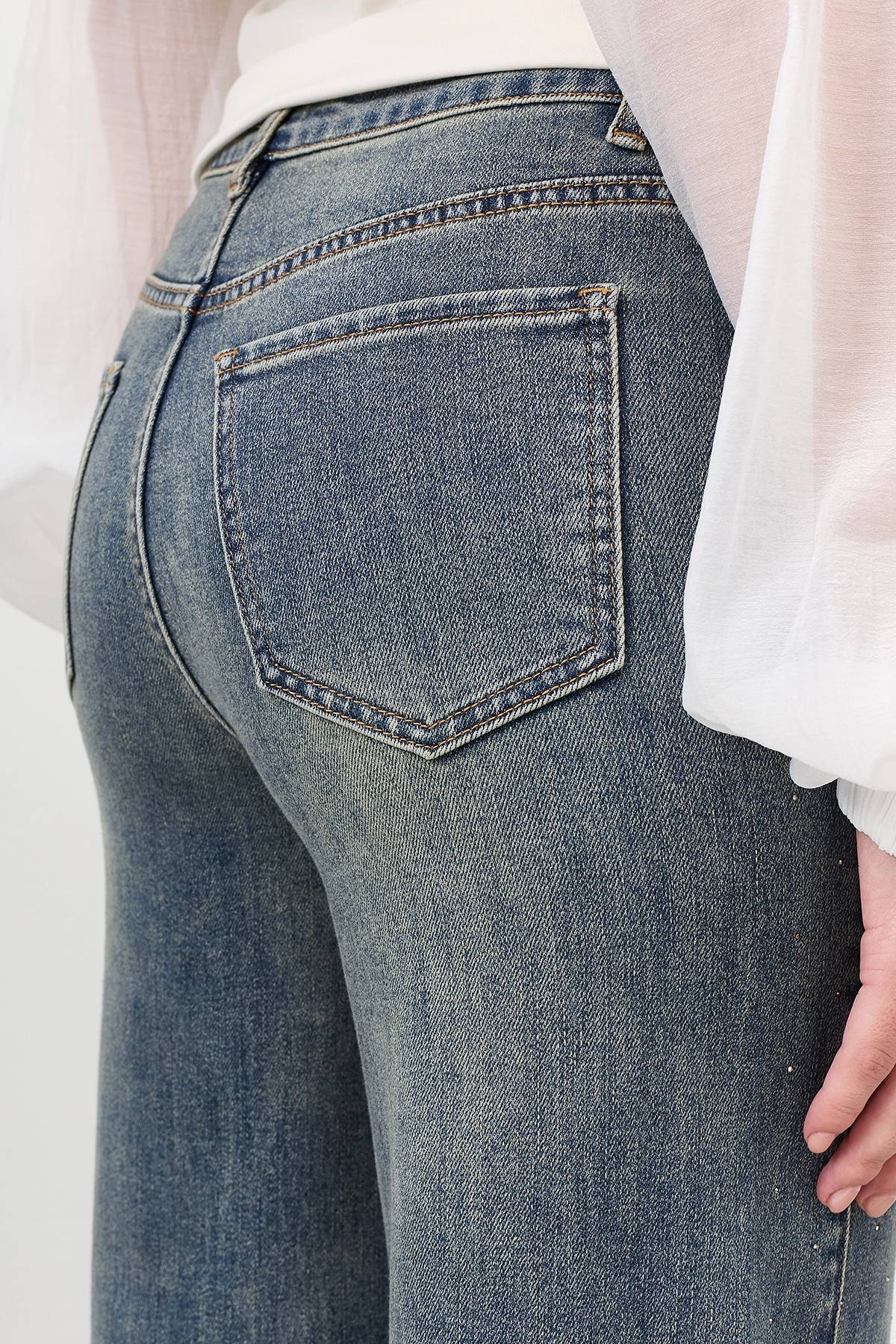 Джинсы с декором из мерцающих страз, 40