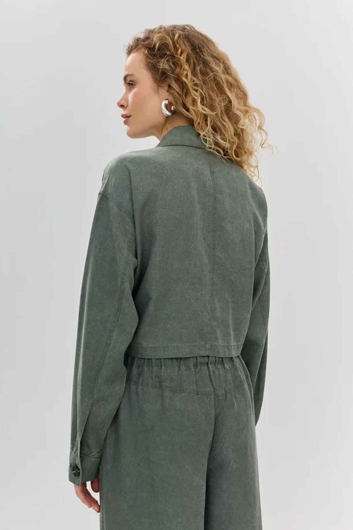 Укороченная блузка с отложным воротником, 44р
