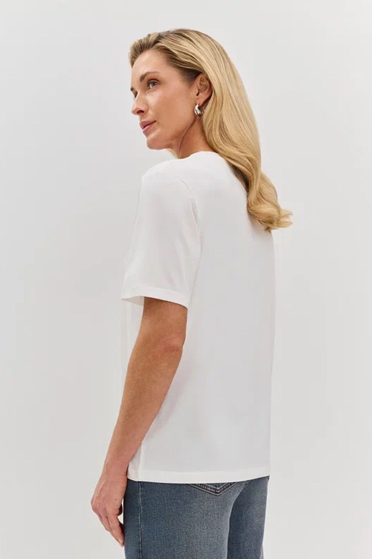 Футболка с вышивкой в форме бабочки, 42р