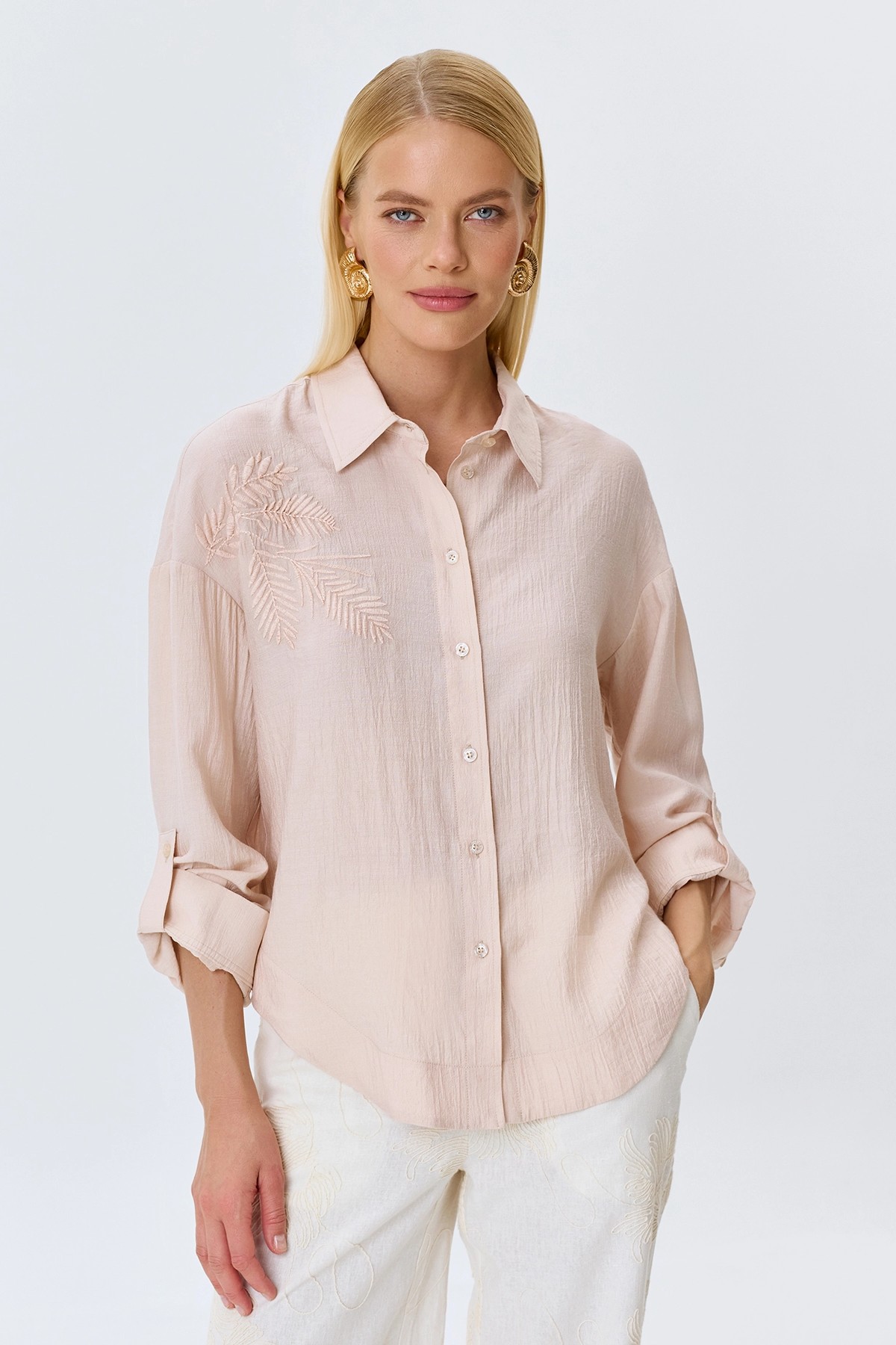 Блузка с акцентной вышивкой, 44