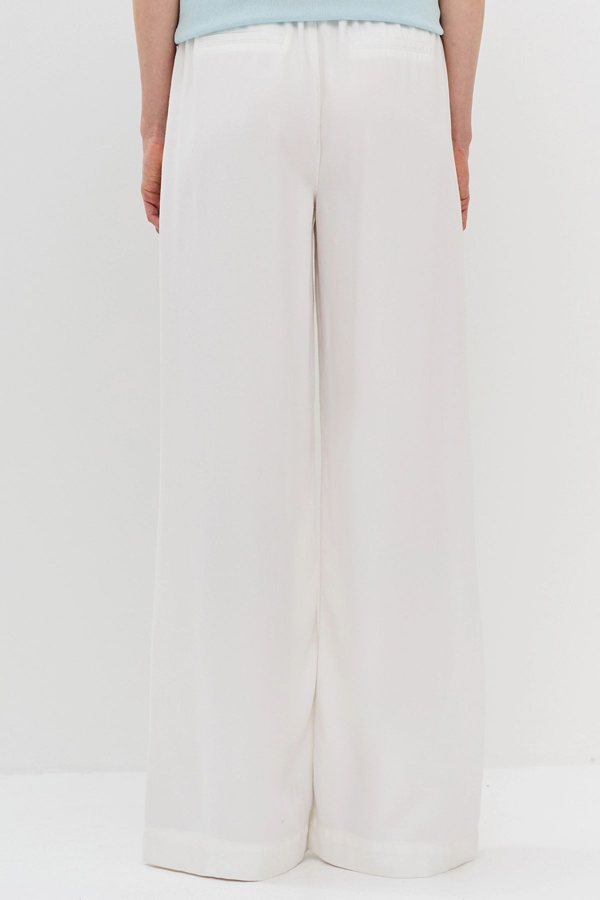 Джинсы-палаццо на резинке в белом цвете, 46р