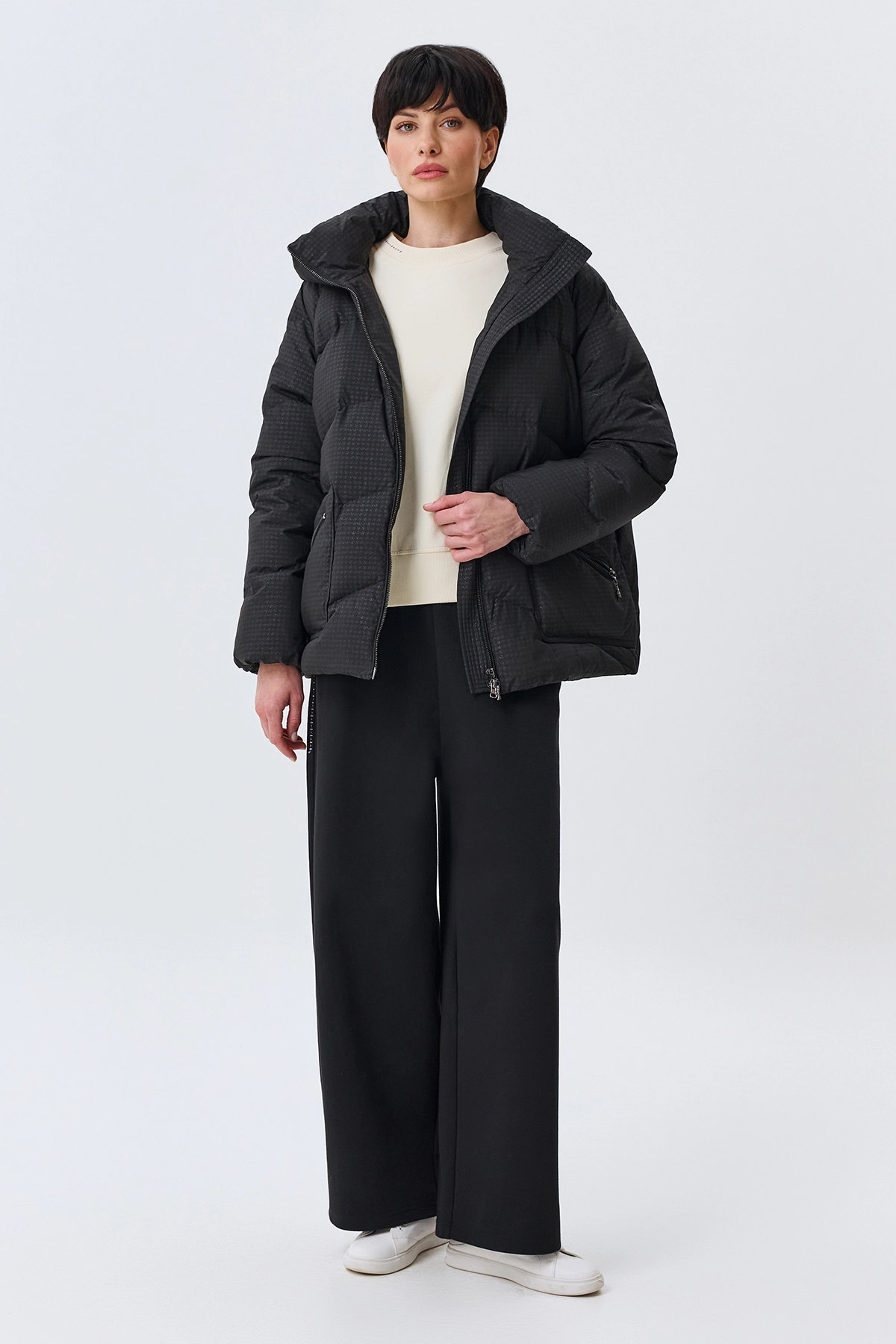 Oversize пуховик черный с деликатным блеском, 46