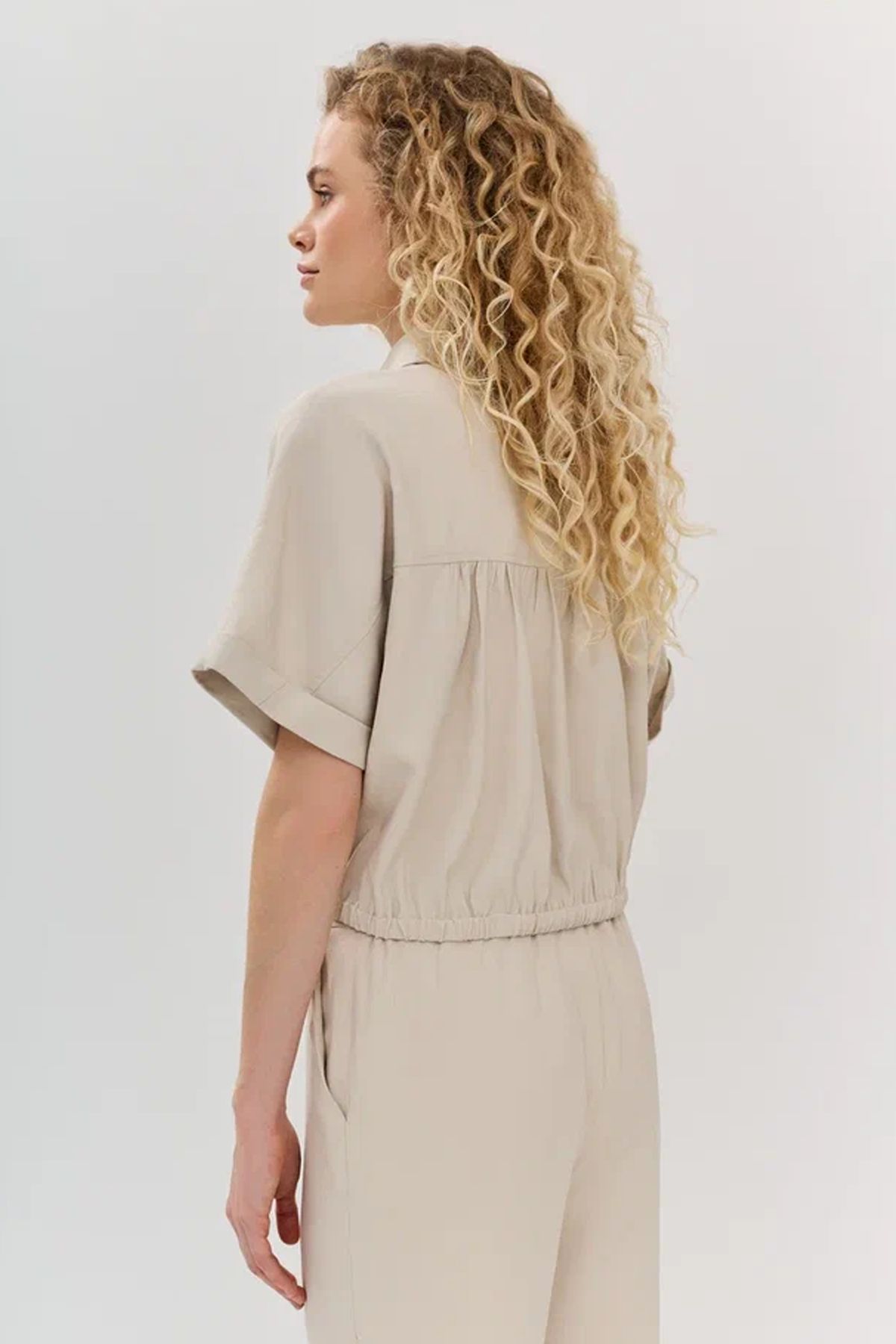 Блузка из мягкой вискозы в светло-бежевом цвете, 42р