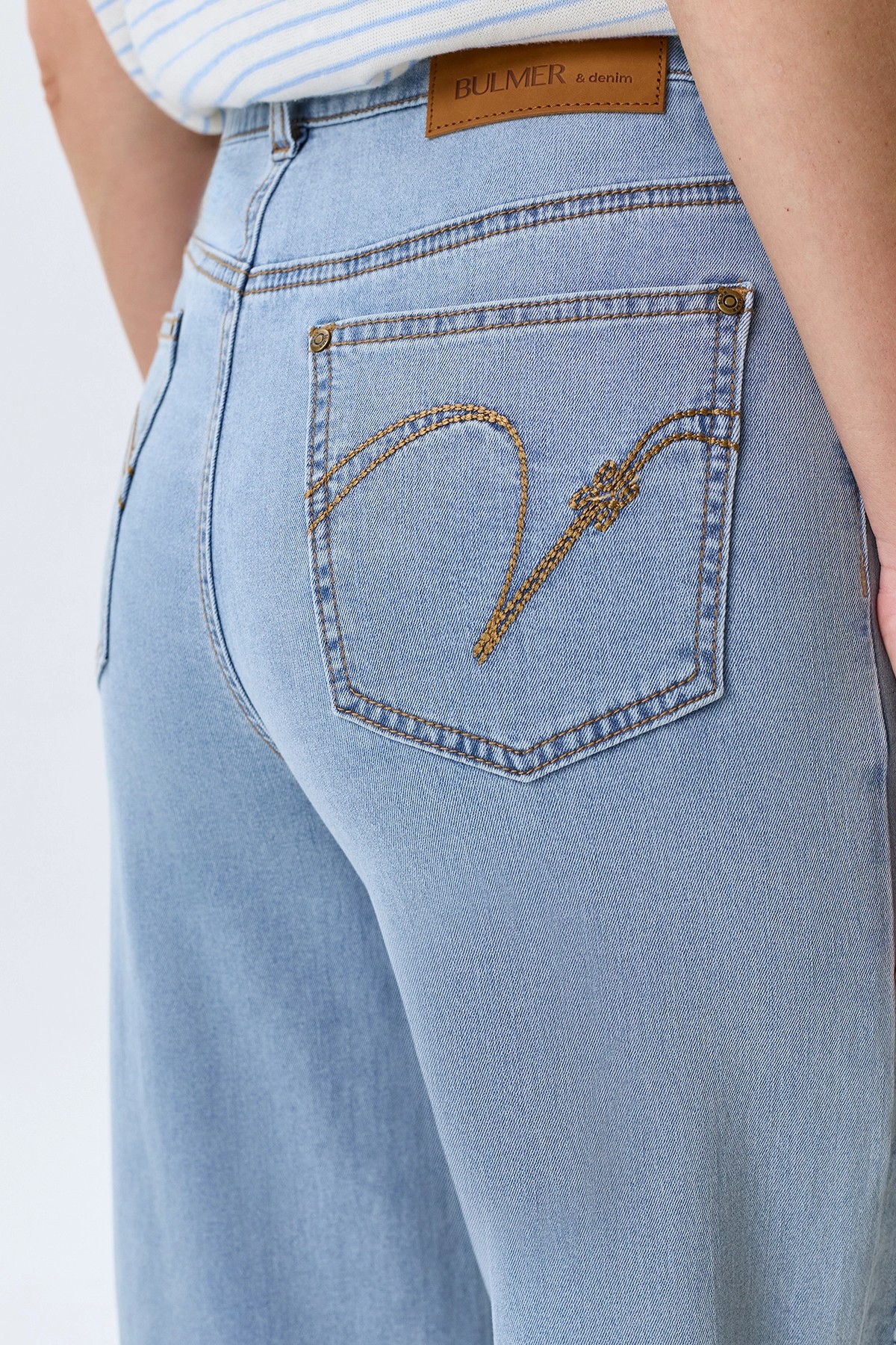 Джинсы Wide leg с деликатными лампасами, 44