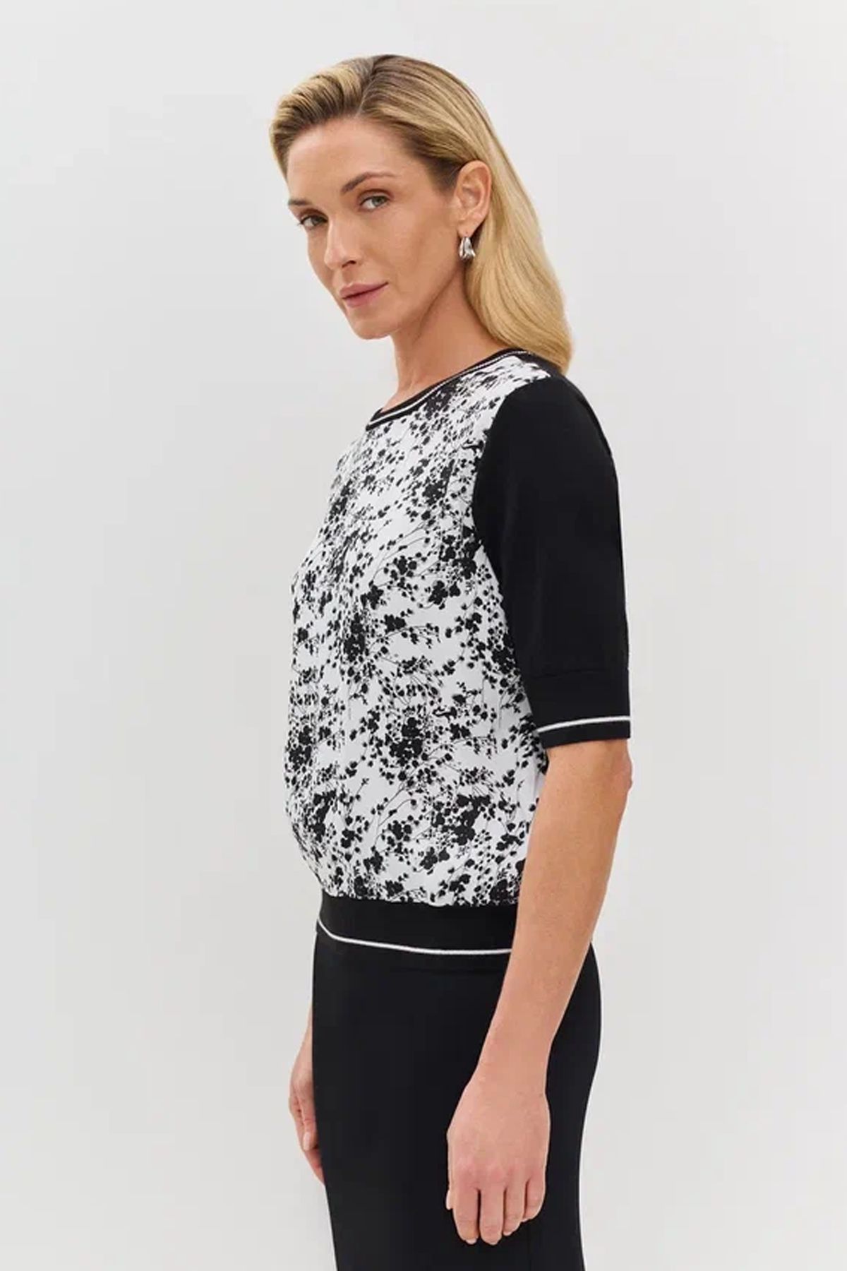 Джемпер с монохромным флоральным принтом, 48р