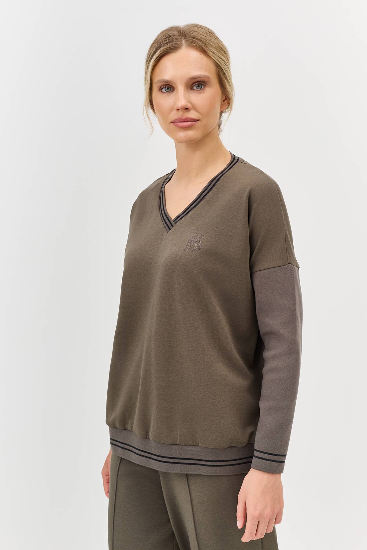 Лимитированная серия свитшот из модала с V-образным вырезом и палантином, 44