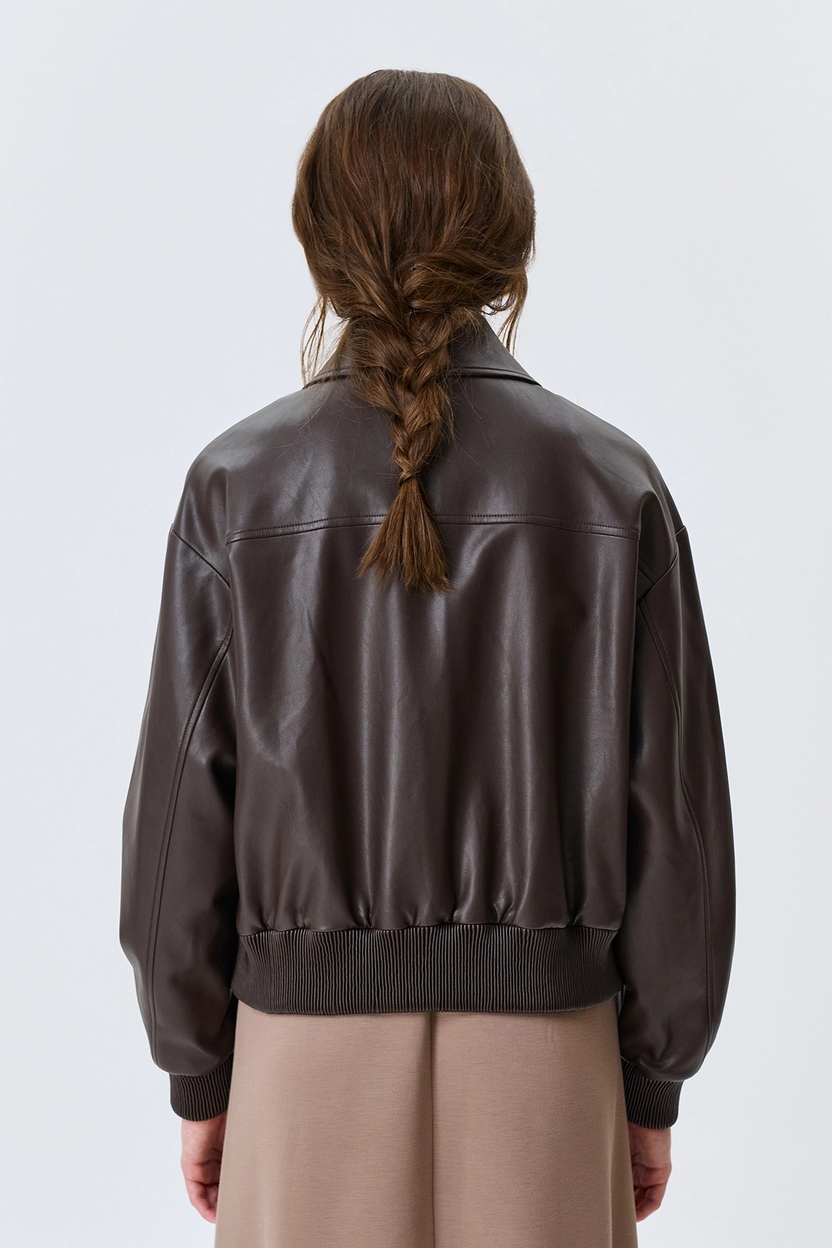 Бомбер из эко кожи с накладными карманами, 50