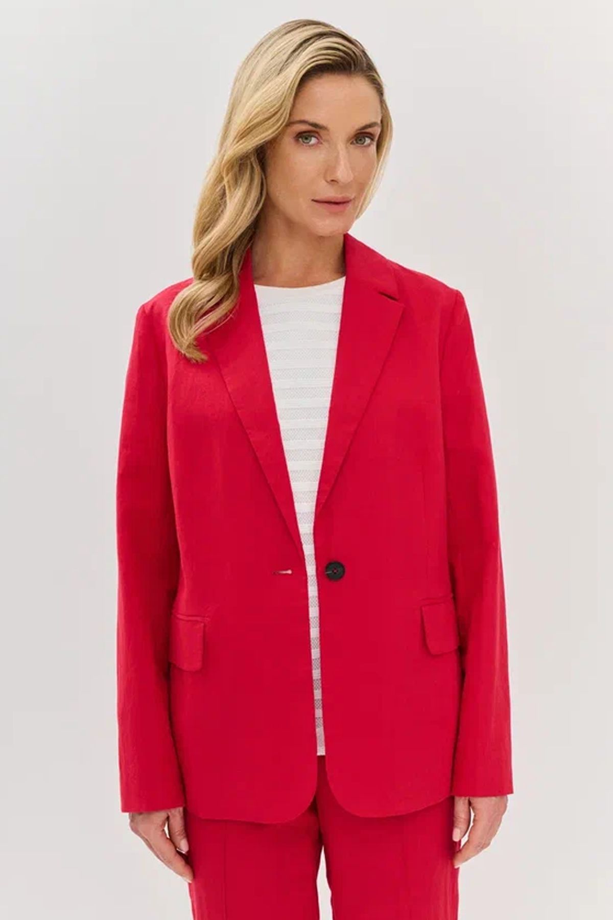 Однобортный жакет красного цвета с контрастной пуговицей, 52р