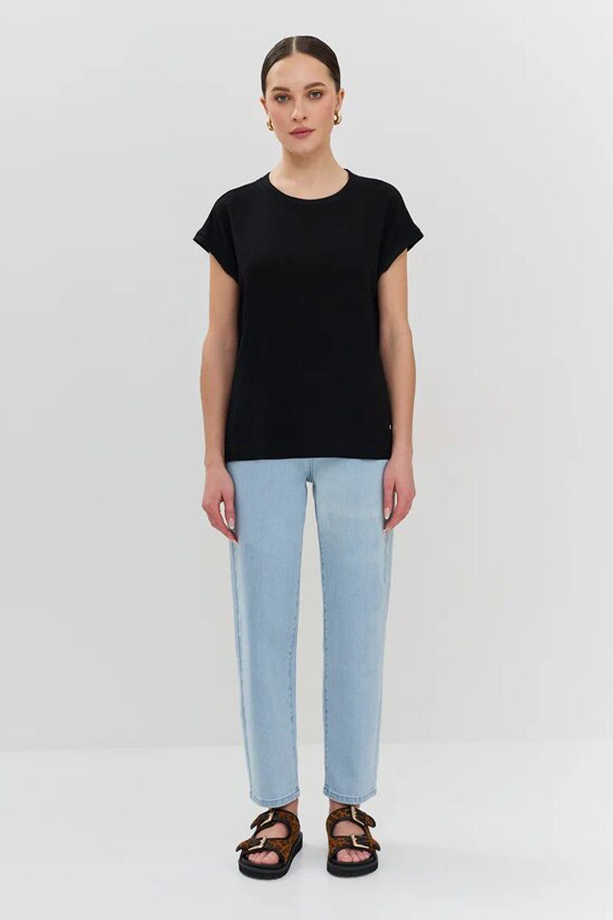 Блузка чёрного цвета со спущенным коротким рукавом, 52р