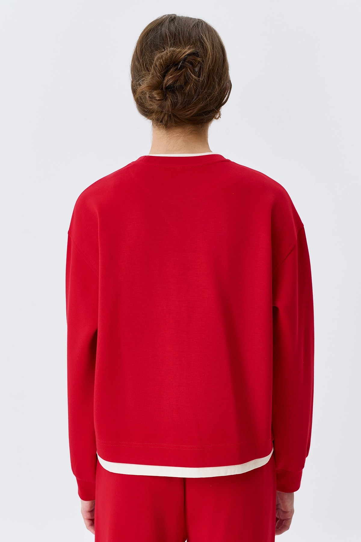 Яркий свитшот с контрастными акцентами, 52