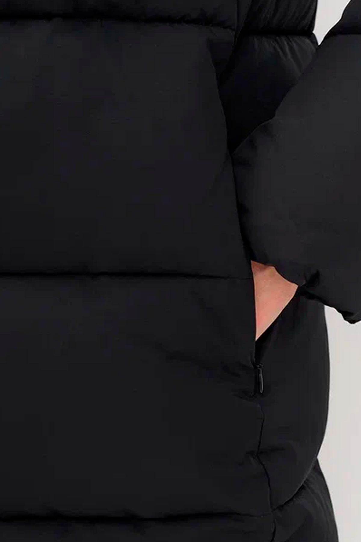 Стеганое укороченное пальто в черном цвете, 44р