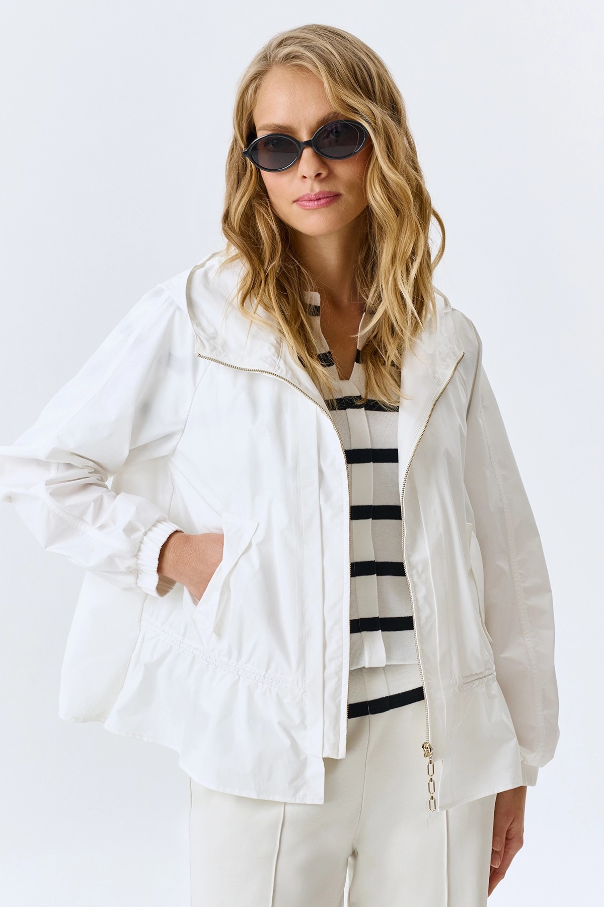 Легкая ветровка с капюшоном, 46