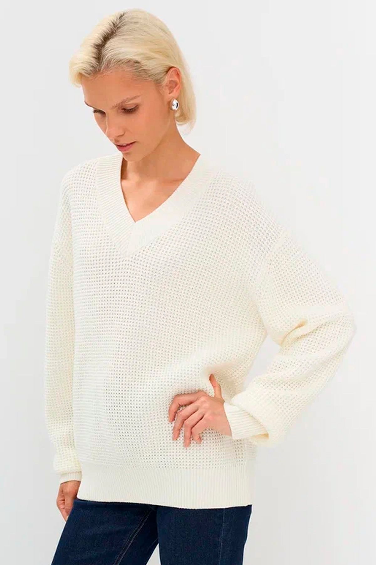 Удлиненный объемный джемпер крупной вязки в молочном цвете, 42р