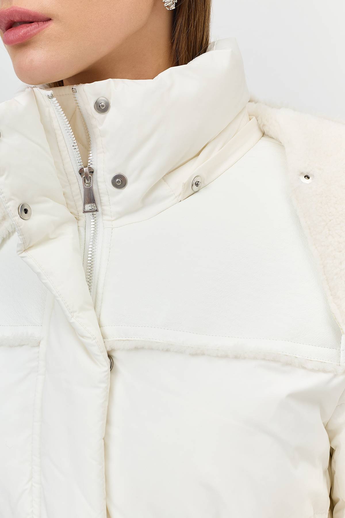 Лимитированная серия пальто с капюшоном из искусственной овчины с палантином, 50