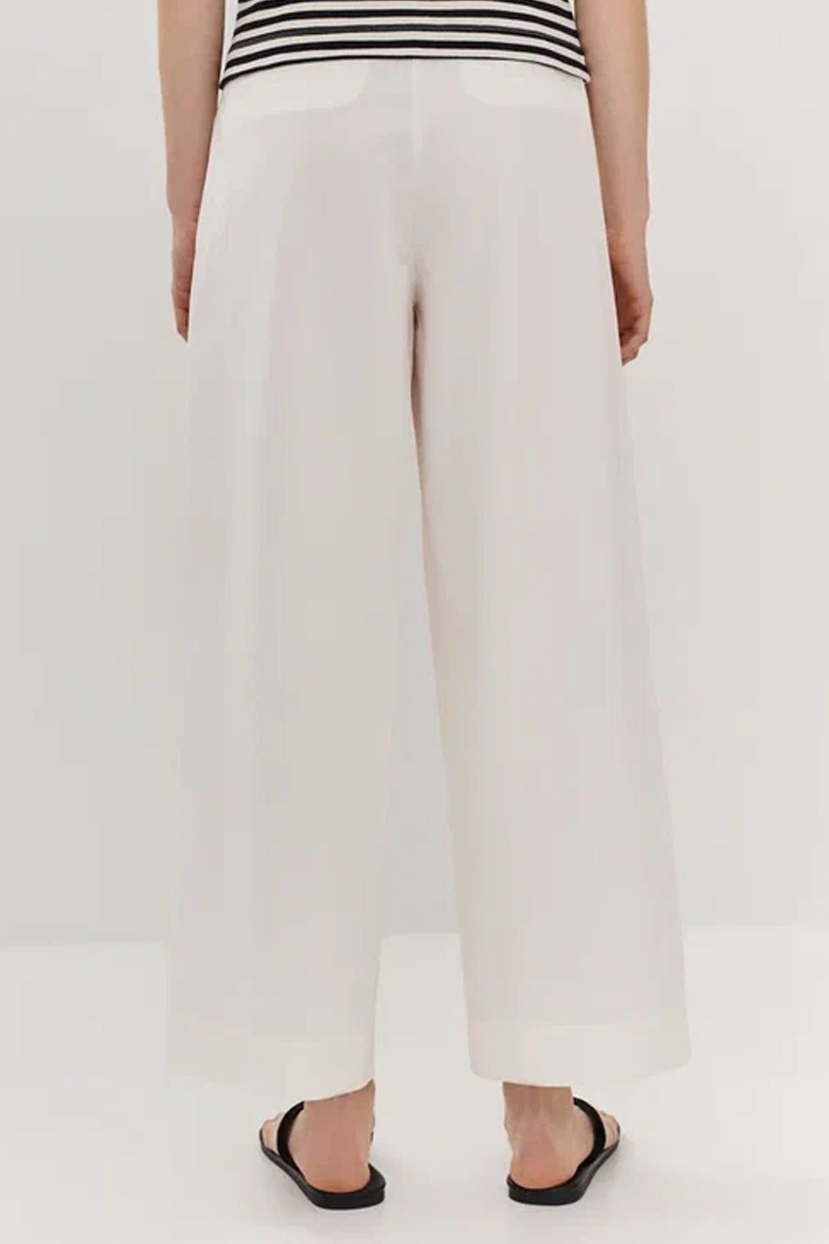 Белые брюки с защипами, 42р