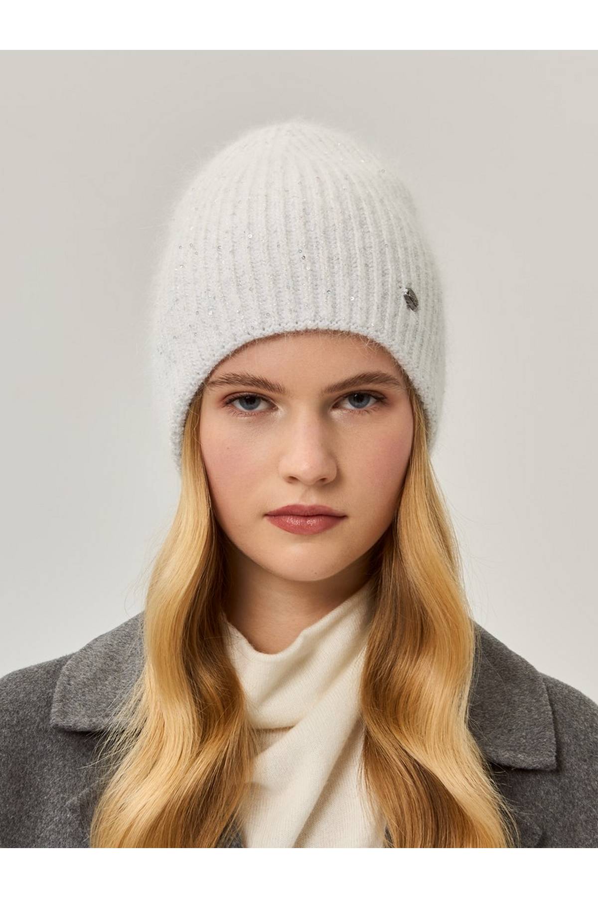 Шапка белая, One