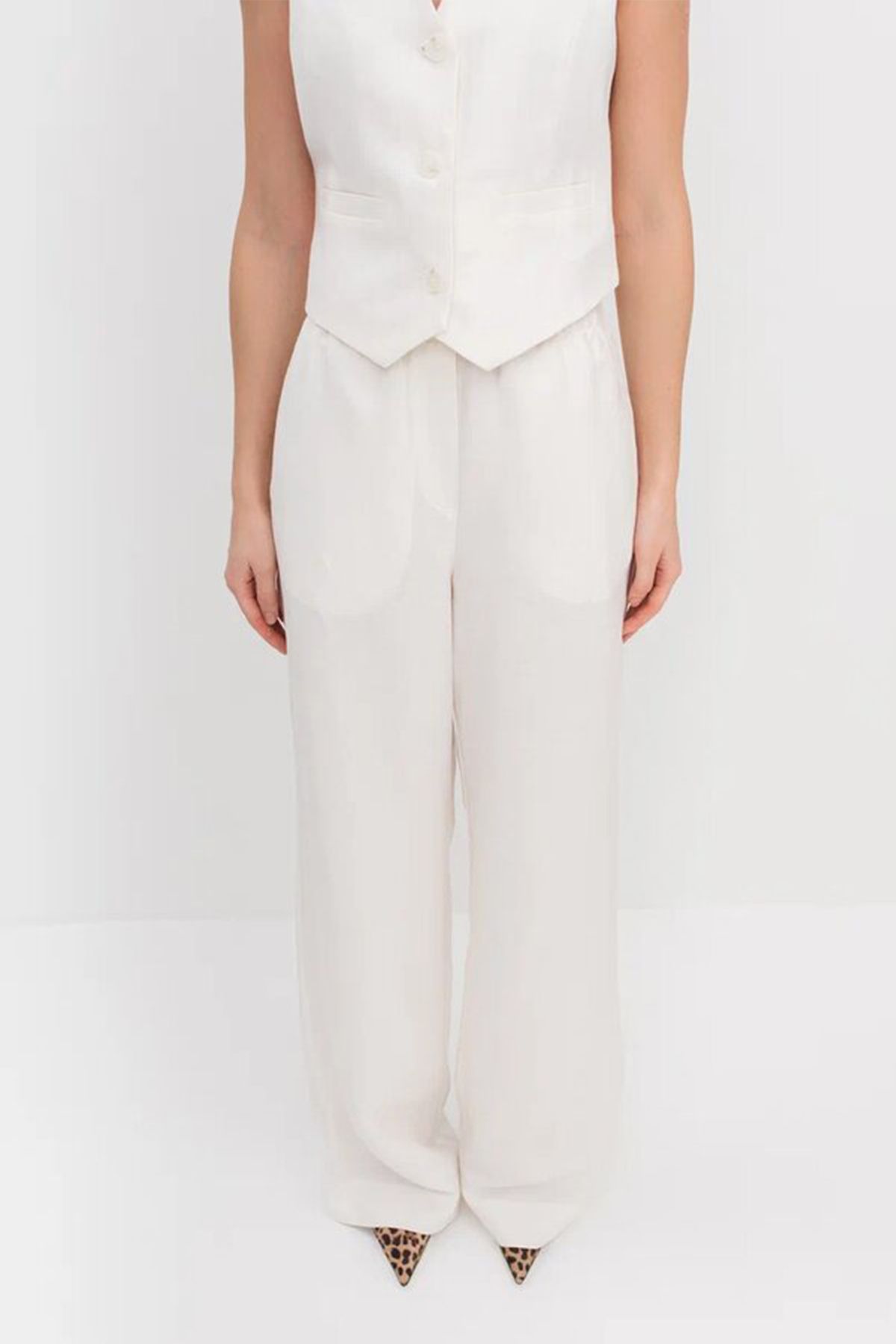 Базовые брюки молочного цвета с мягкими складками, 40р