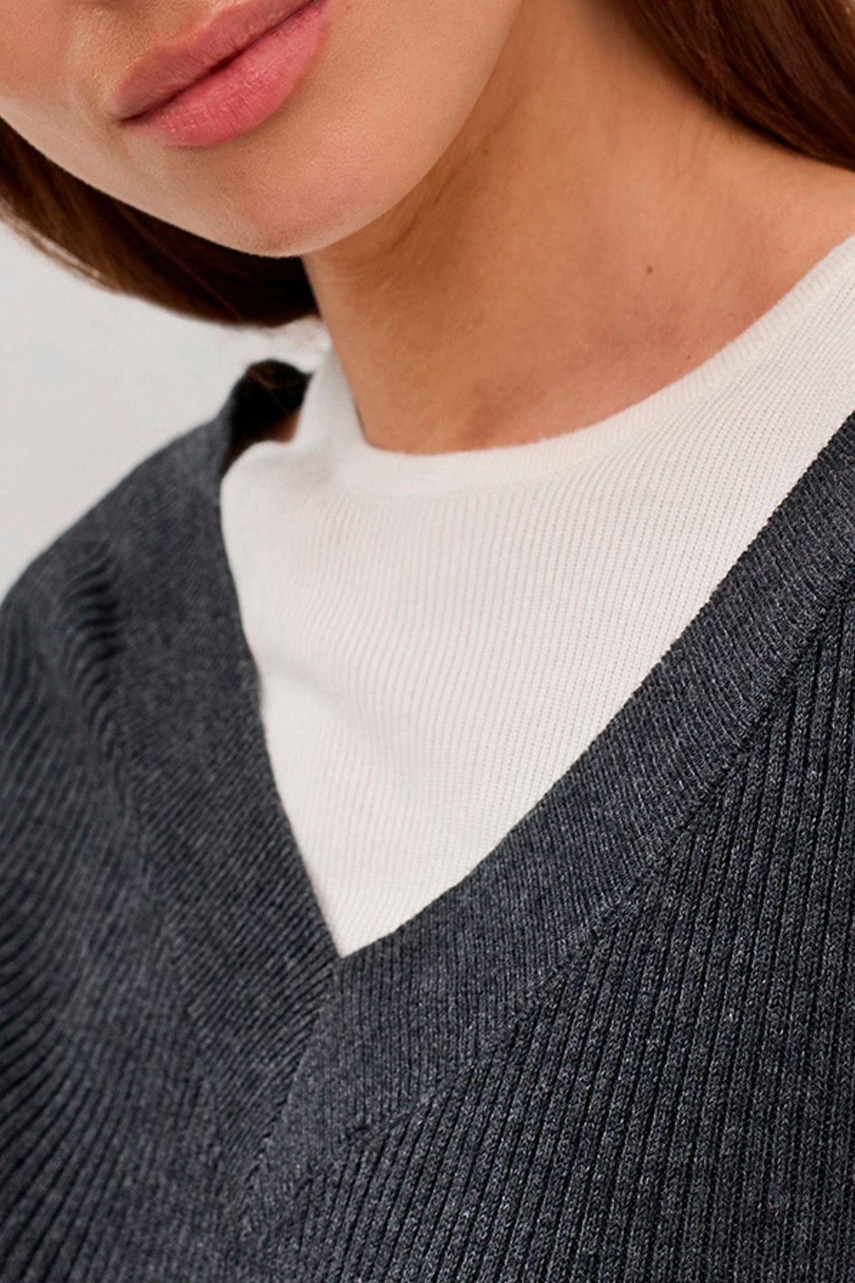 Трикотажный джемпер в графитовом цвете с имитацией многослойности, 52р