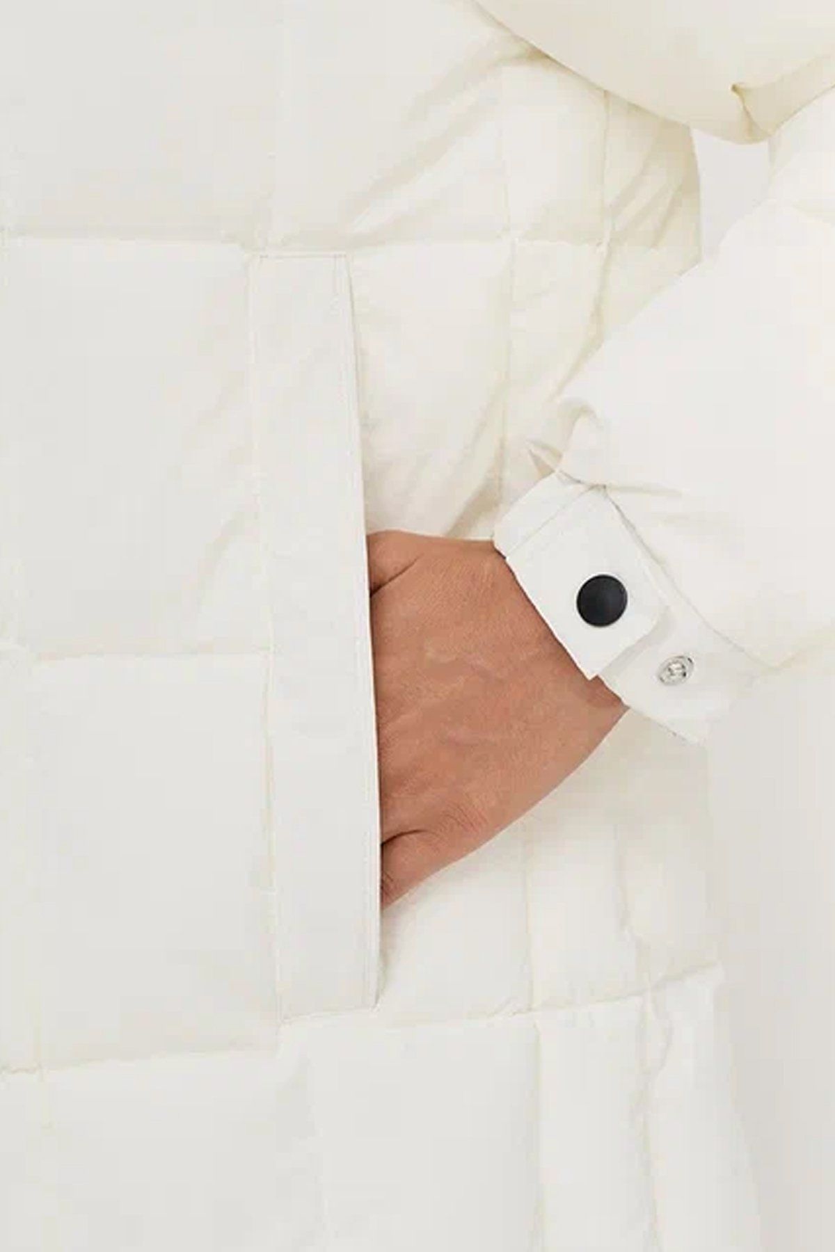 Куртка с декоративной тесьмой по линии капюшона, 46р