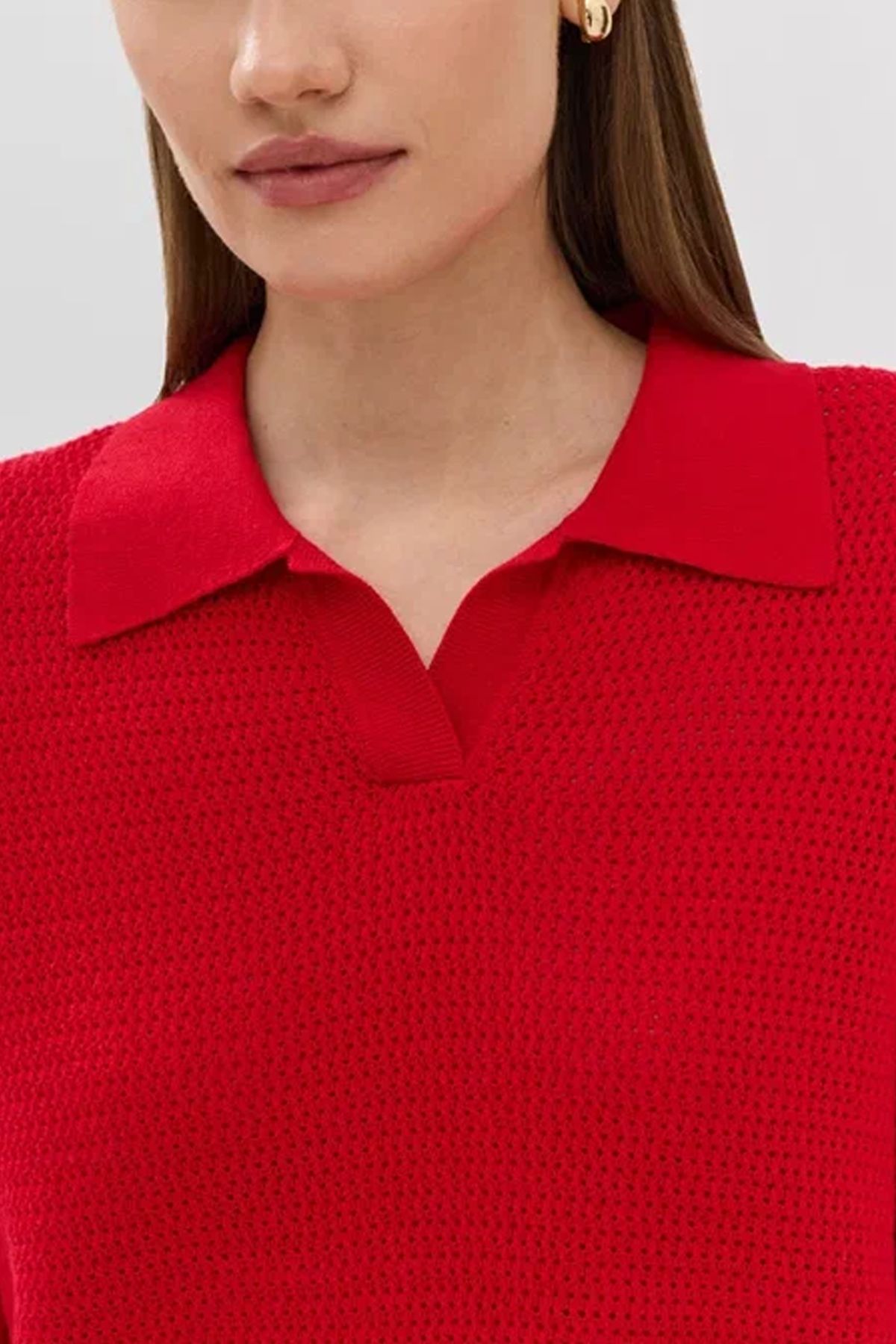 Вязаное фактурное поло из вискозы и хлопка в красном цвете, 50р