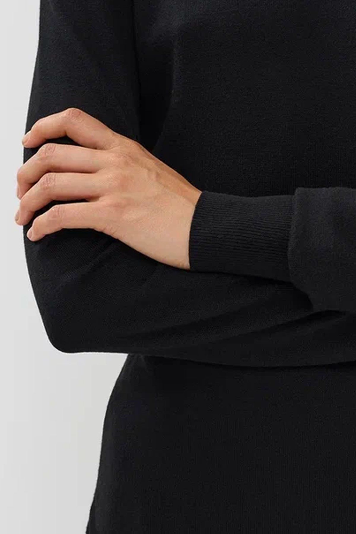 Базовый джемпер-водолазка черного цвета полуприлегающего кроя, 42р