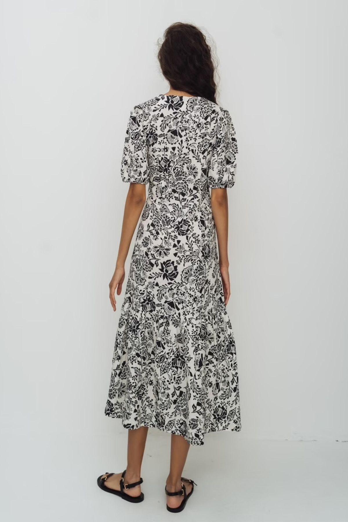 Платье с чёрным принтом и объёмными рукавами, 42р