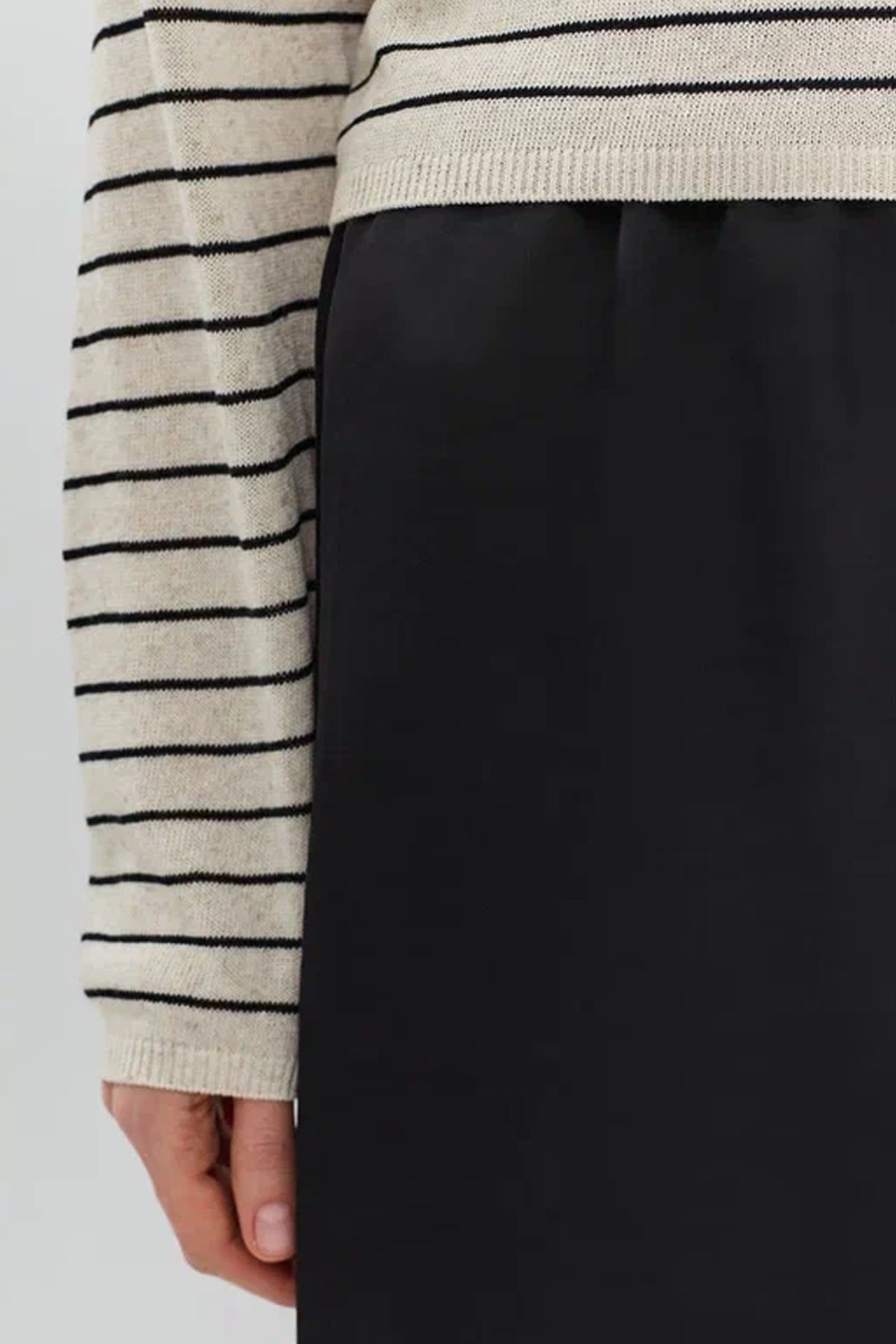 Свободный джемпер в тонкую полоску в светло-бежевом цвете, 50р