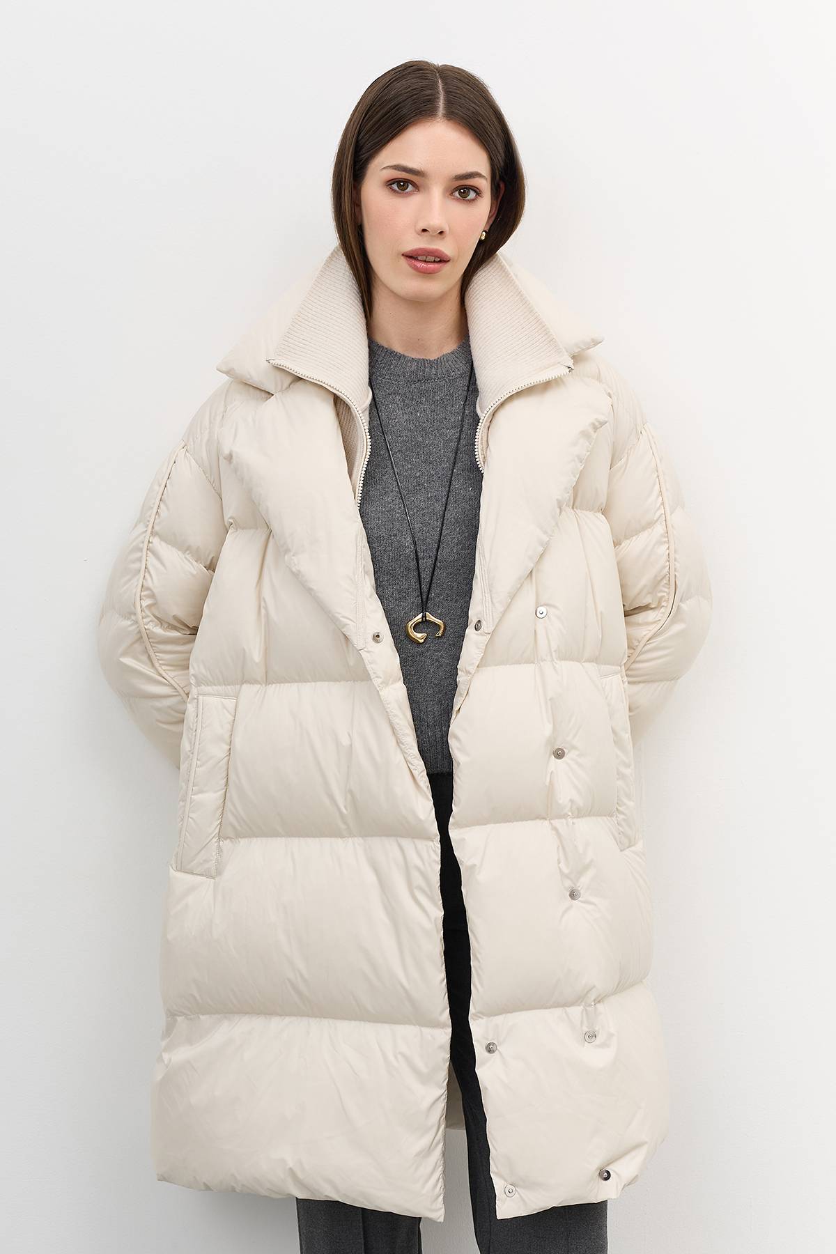 Лимитированная серия белый пуховик на запах с трикотажной манишкой и палантин, 42