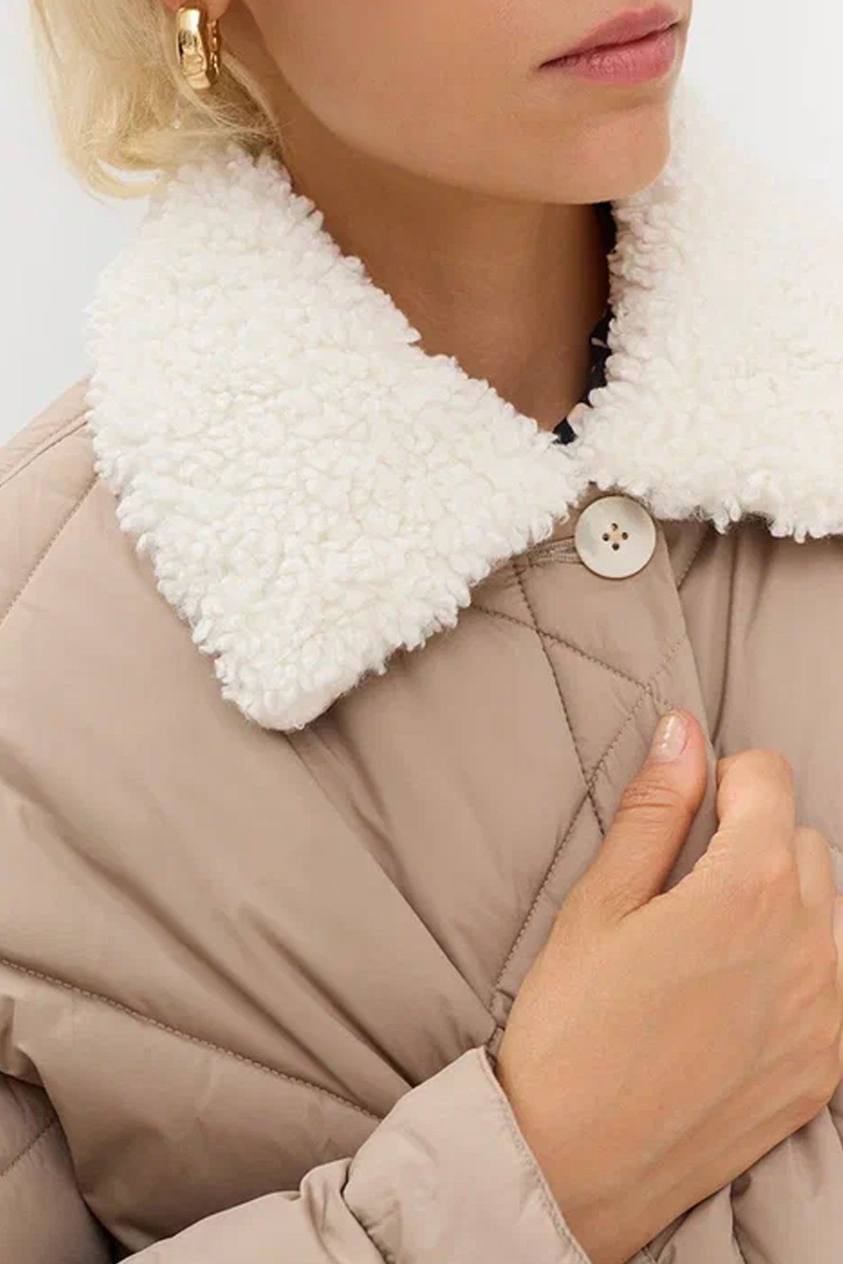 Стеганая куртка с меховым воротником, 42р