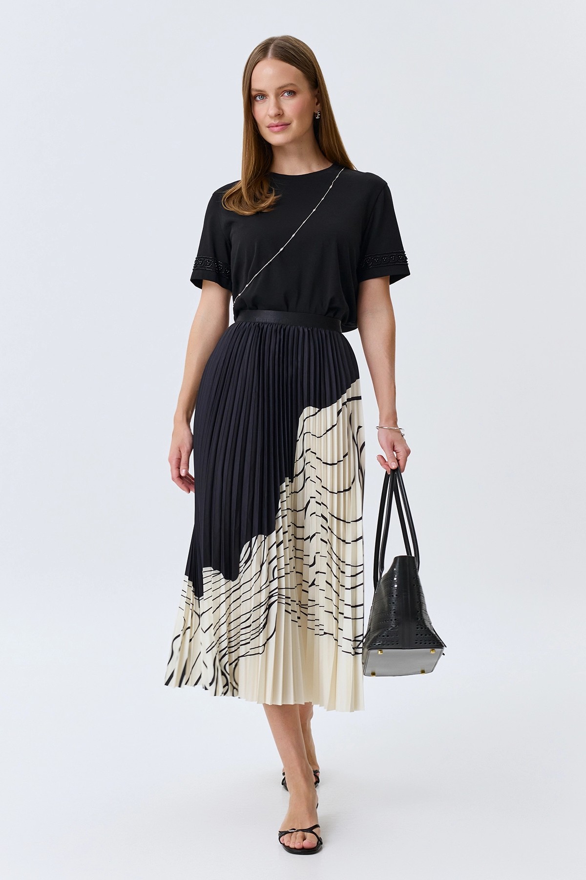 Футболка с декором на рукавах, 46