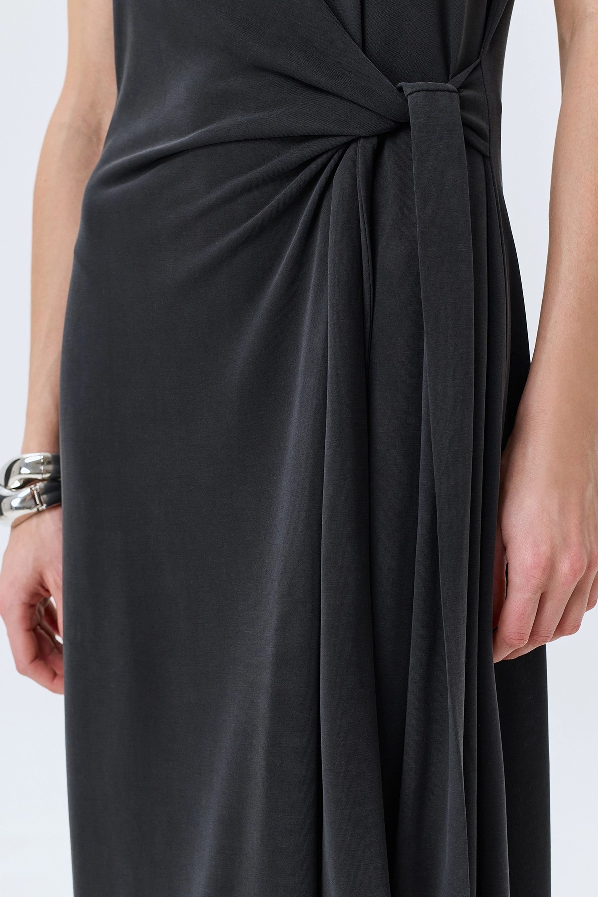 Элегантное платье с акцентной драпировкой, 52