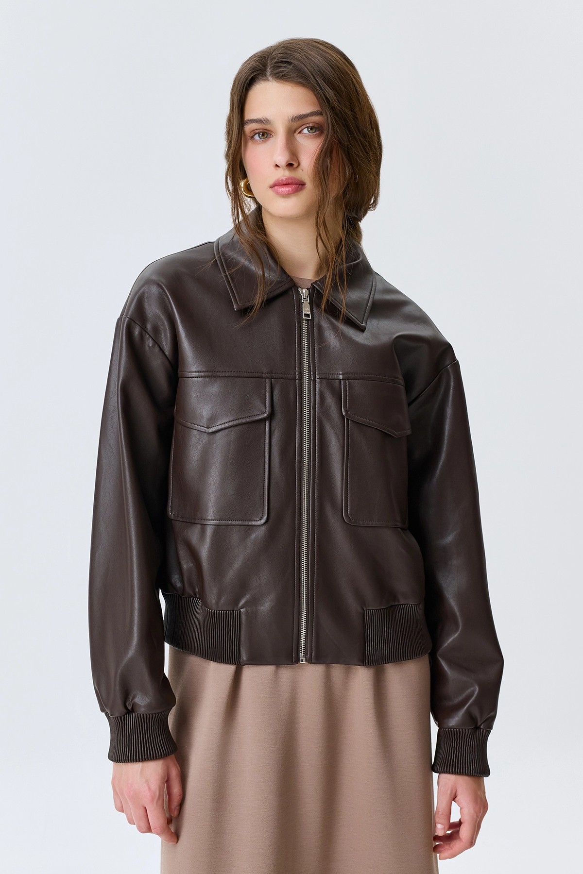 Бомбер из эко кожи с накладными карманами, 50