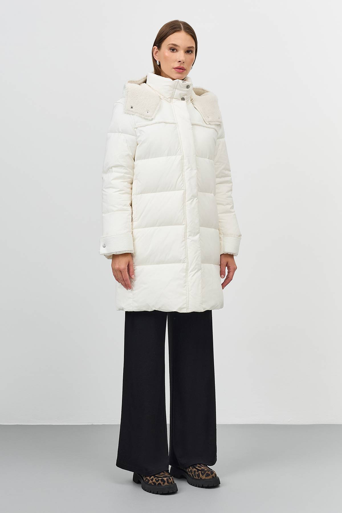 Лимитированная серия пальто с капюшоном из искусственной овчины с палантином, 50