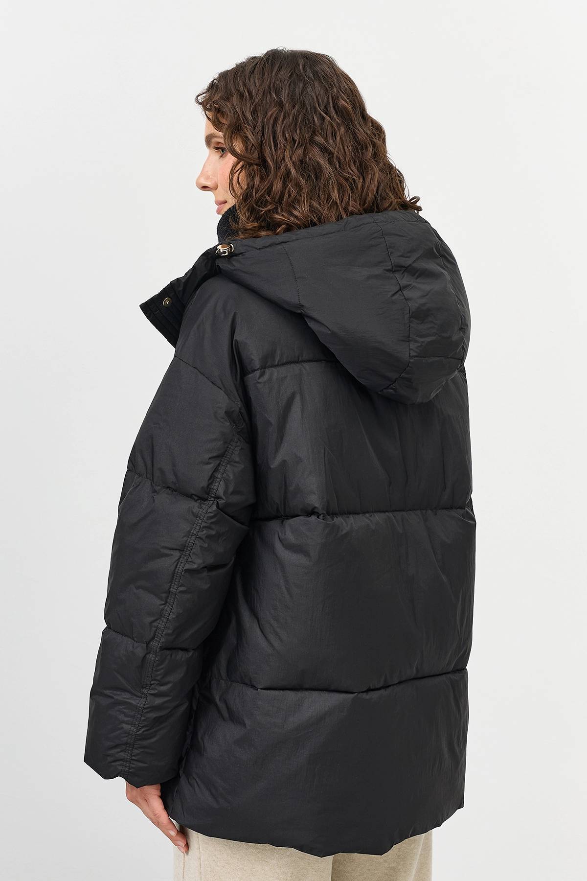 Лимитированная серия черная куртка из нейлона с метализированным эффектом с палантином, 48