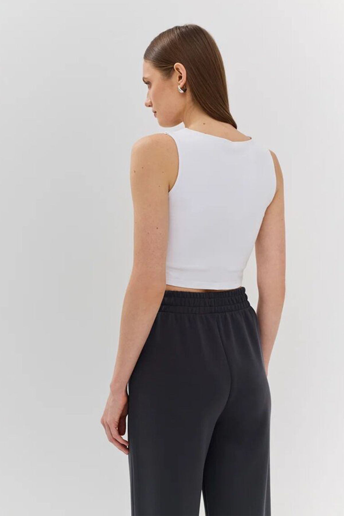 Укороченный базовый топ без рукавов в белом цвете, 48р