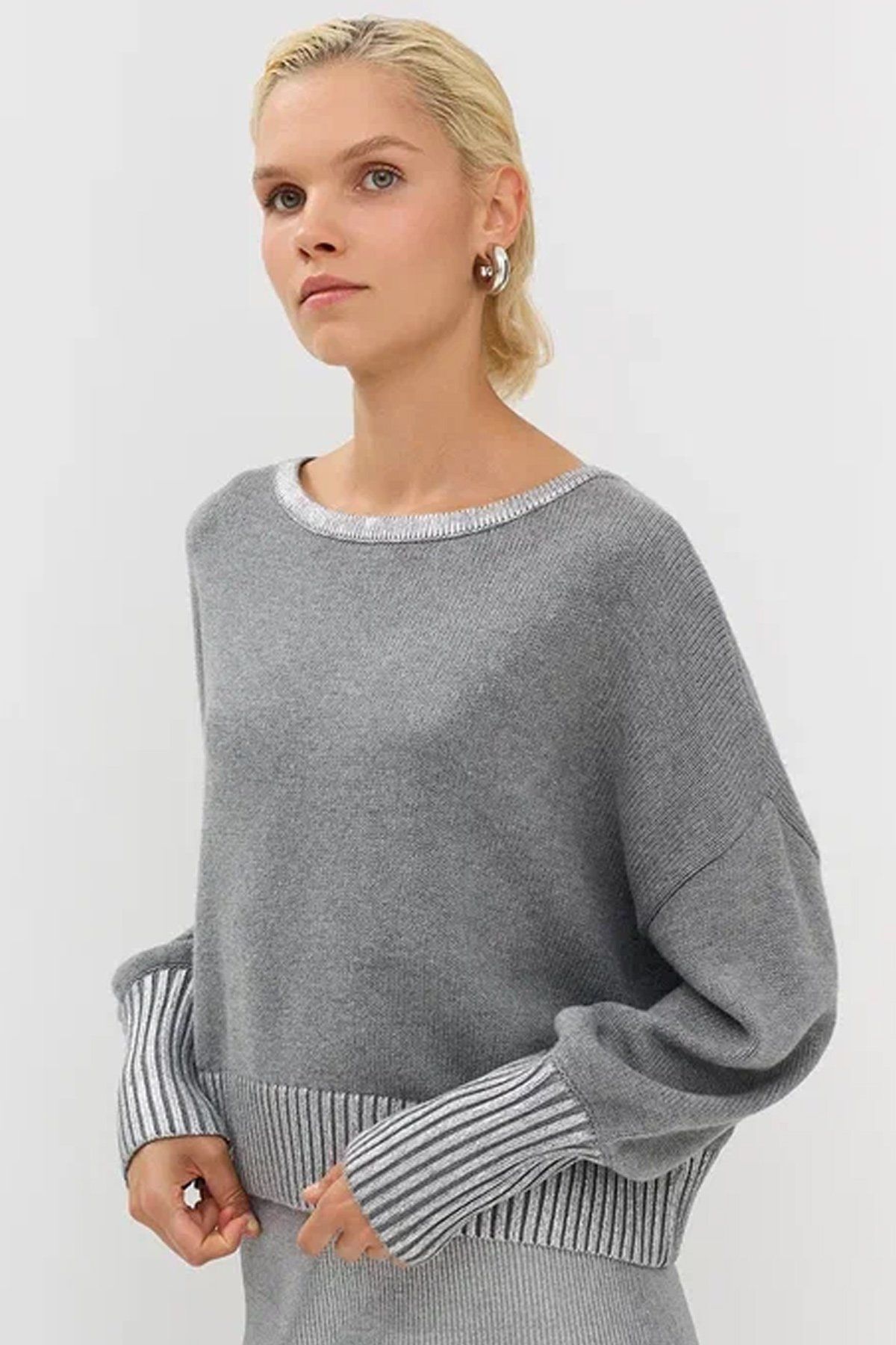 Укороченный трикотажный джемпер с эффектом жидкого металла, 48р