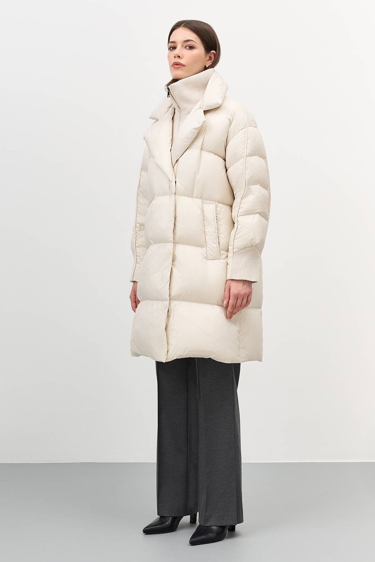 Лимитированная серия белый пуховик на запах с трикотажной манишкой и палантин, 44