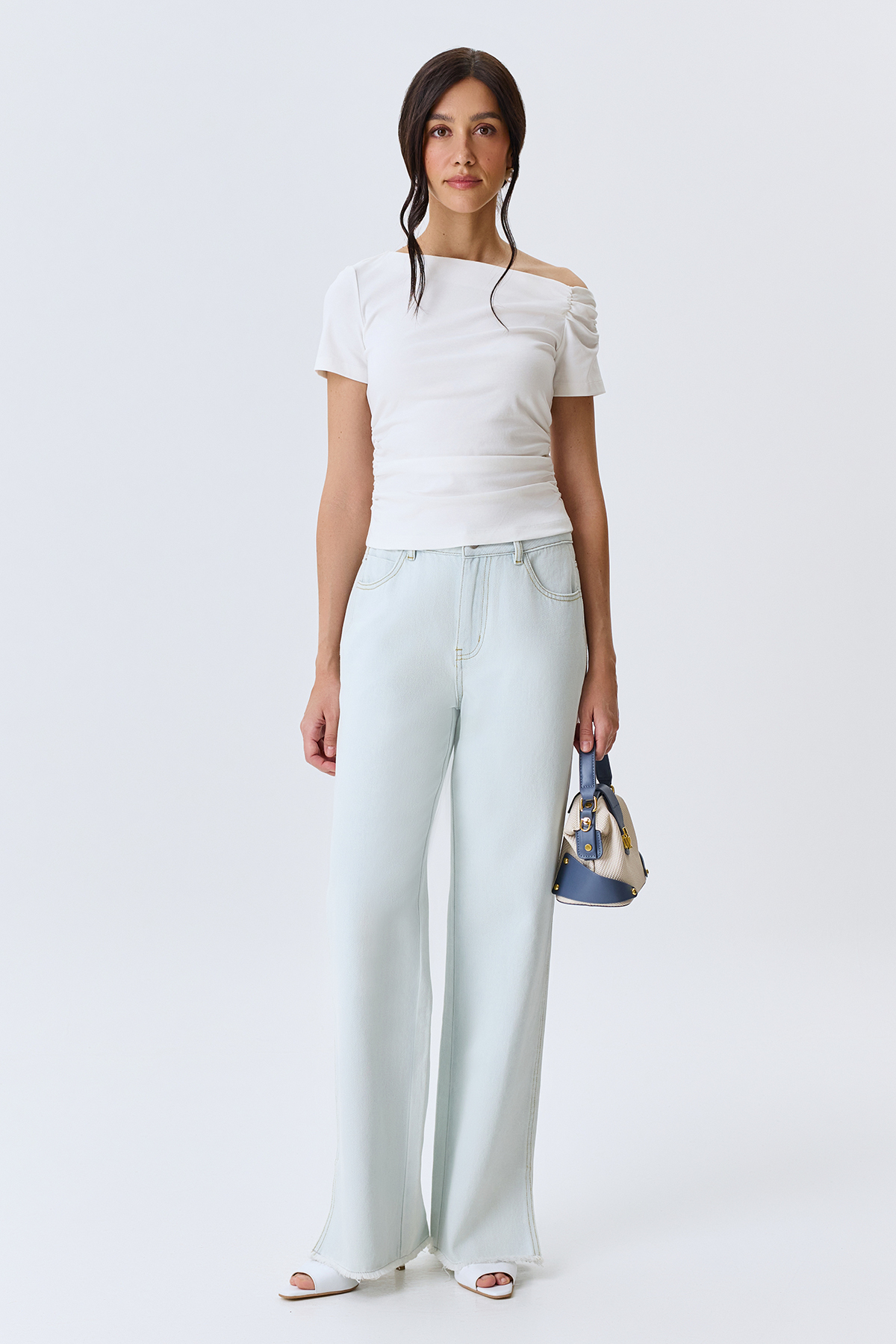 Светлые джинсы с разрезами, 52